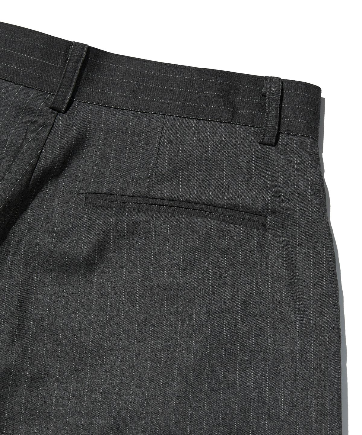 스웨이드(SUADE) TWO TUCK STRIPE SLACKS [GRAY]