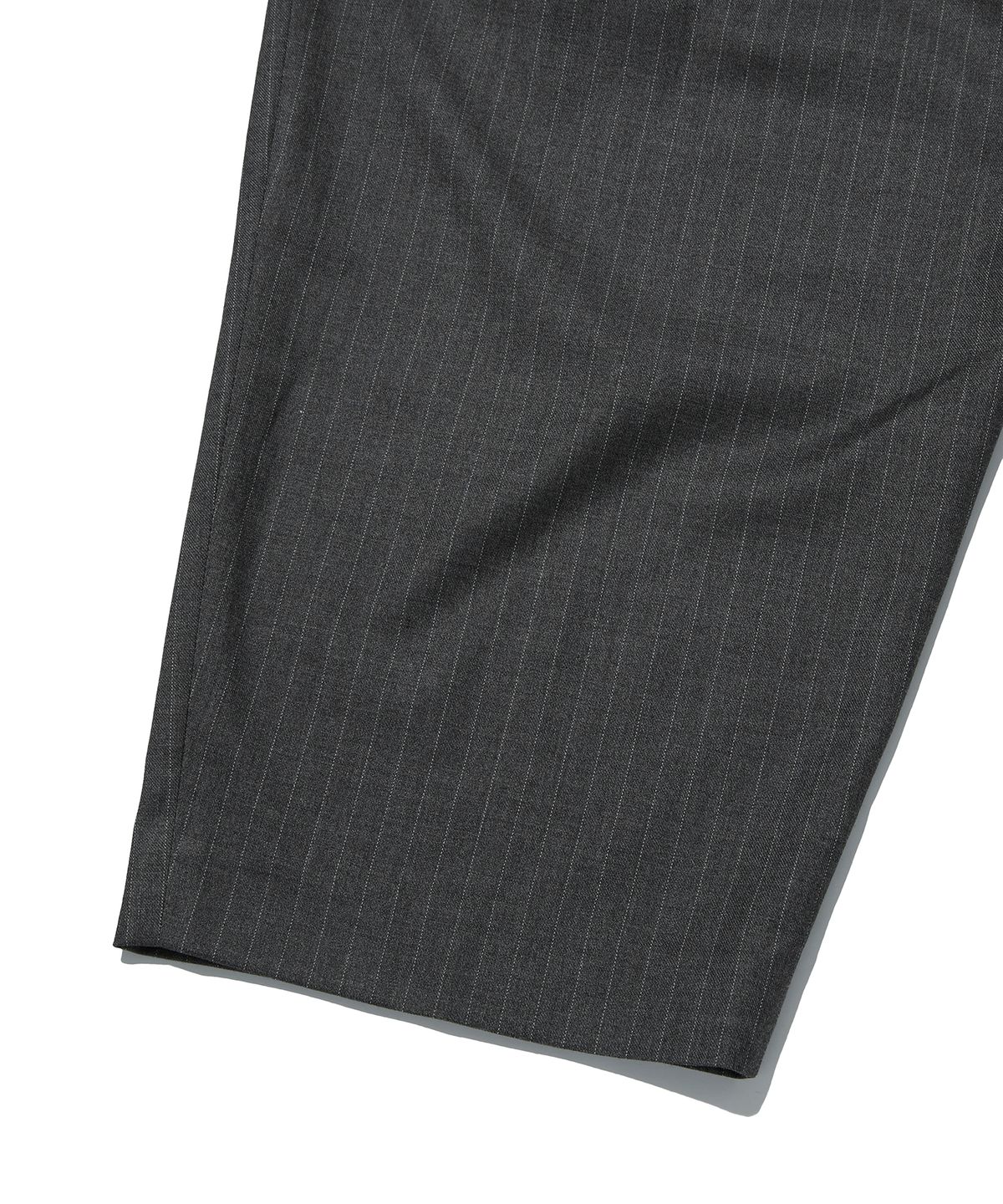 스웨이드(SUADE) TWO TUCK STRIPE SLACKS [GRAY]