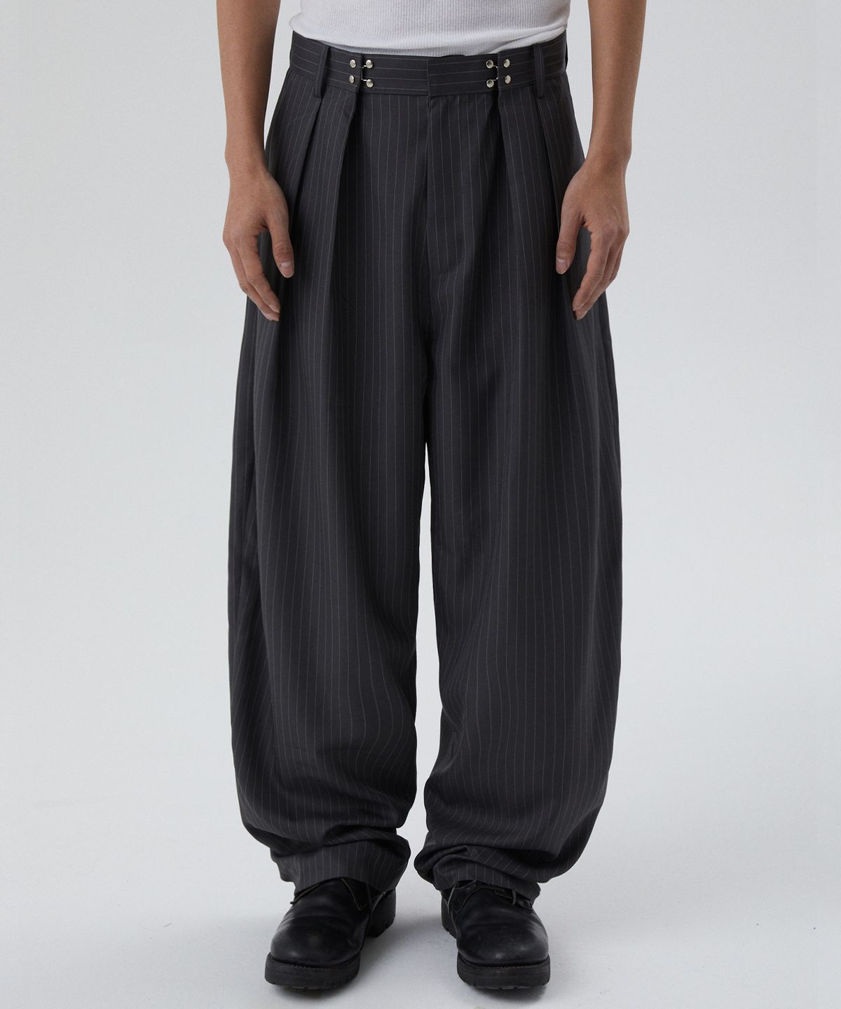 스웨이드(SUADE) TWO TUCK STRIPE SLACKS [GRAY]