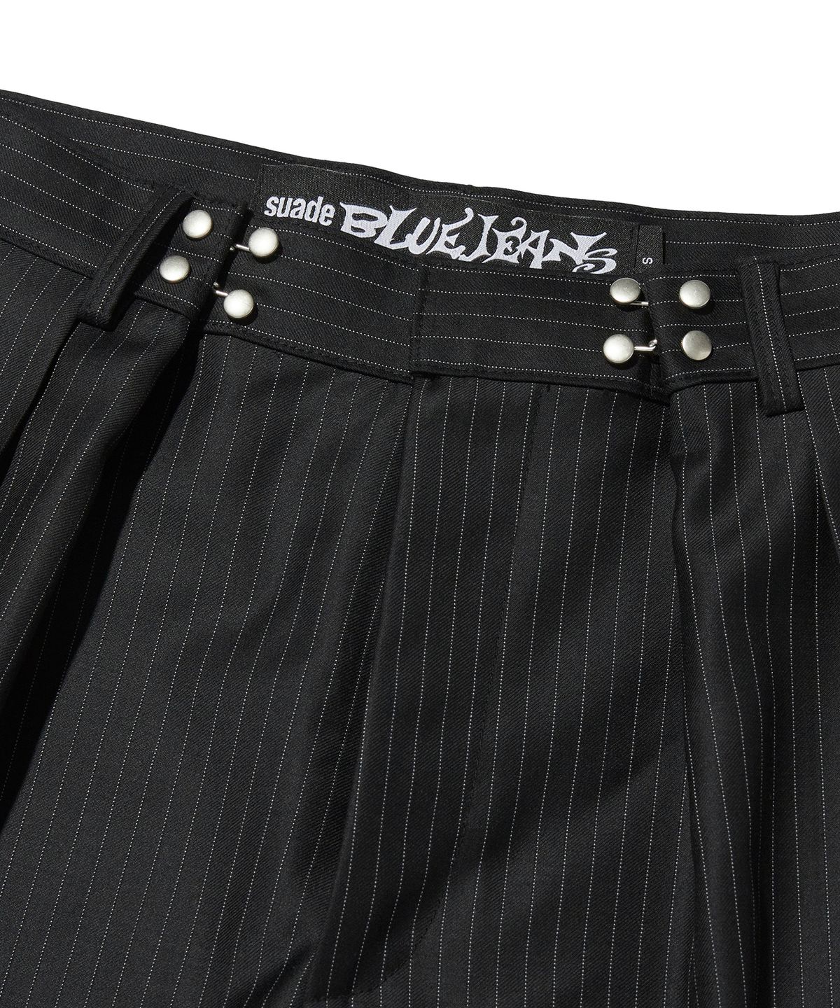 스웨이드(SUADE) TWO TUCK STRIPE SLACKS [BLACK]
