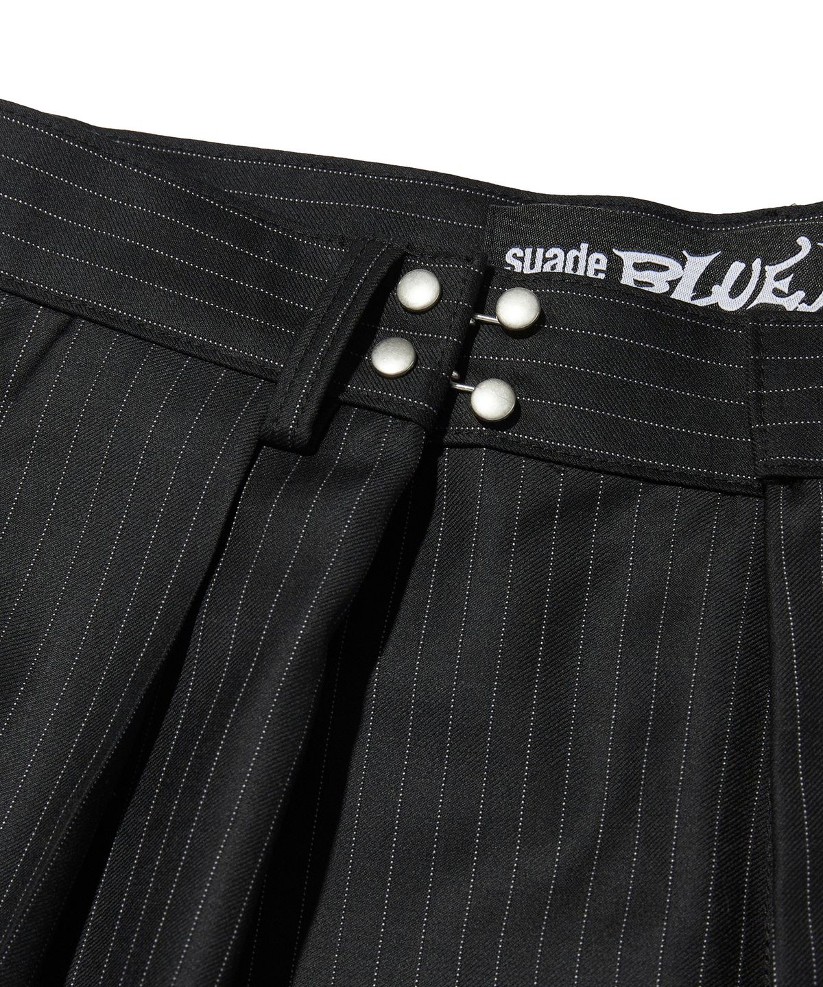 스웨이드(SUADE) TWO TUCK STRIPE SLACKS [BLACK]