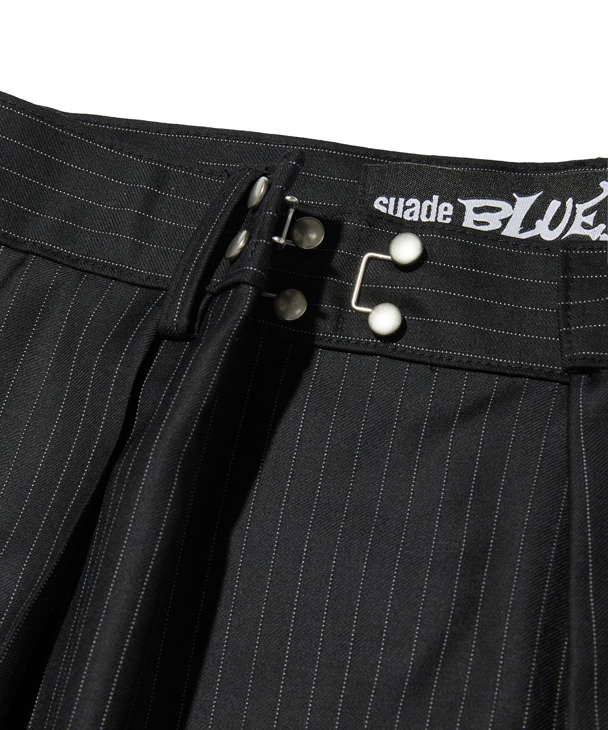 스웨이드(SUADE) TWO TUCK STRIPE SLACKS [BLACK]