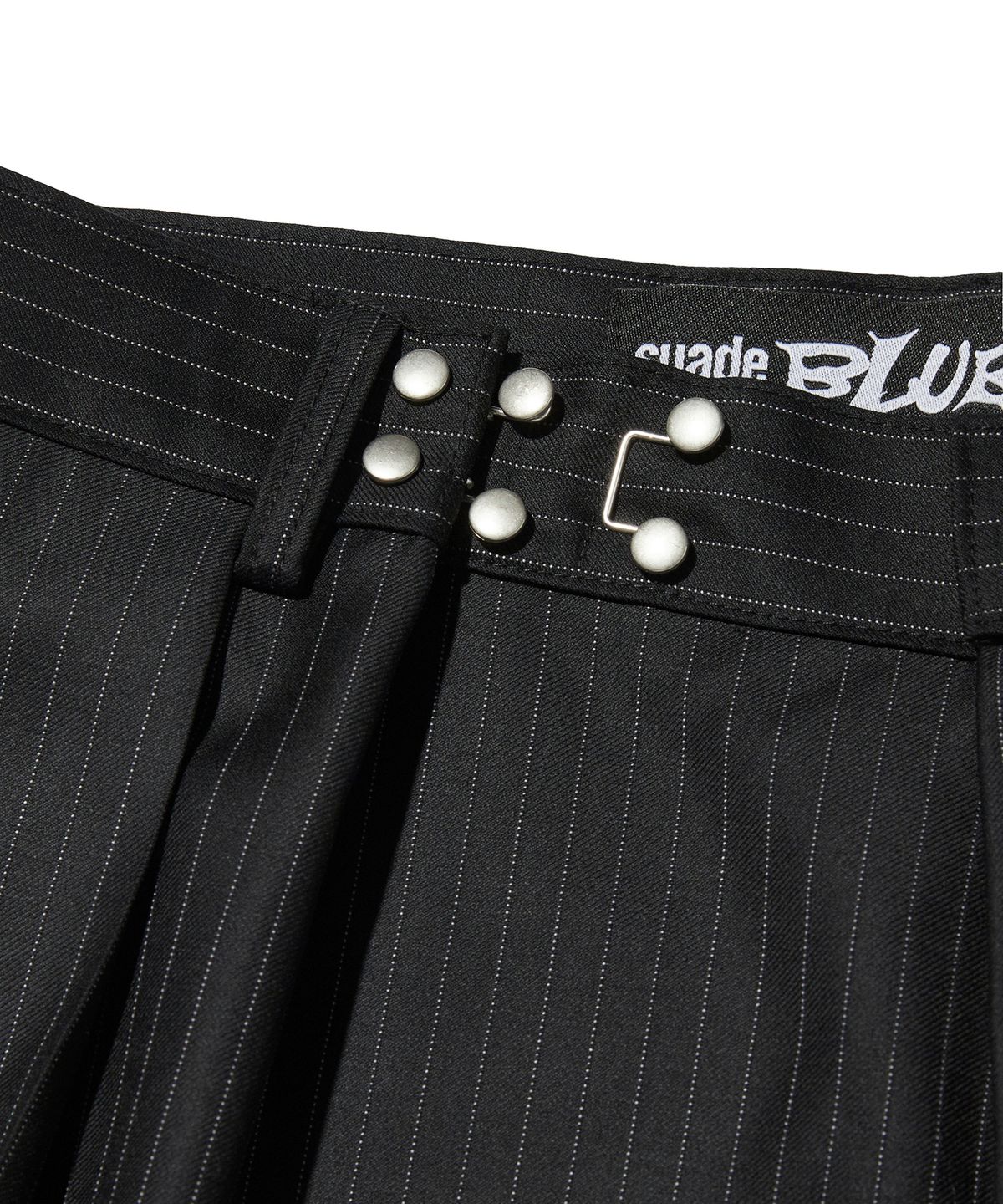 스웨이드(SUADE) TWO TUCK STRIPE SLACKS [BLACK]