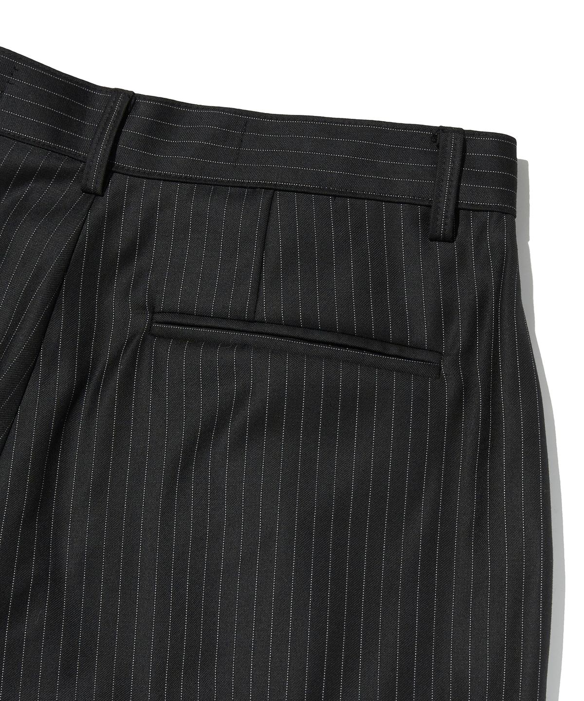 스웨이드(SUADE) TWO TUCK STRIPE SLACKS [BLACK]