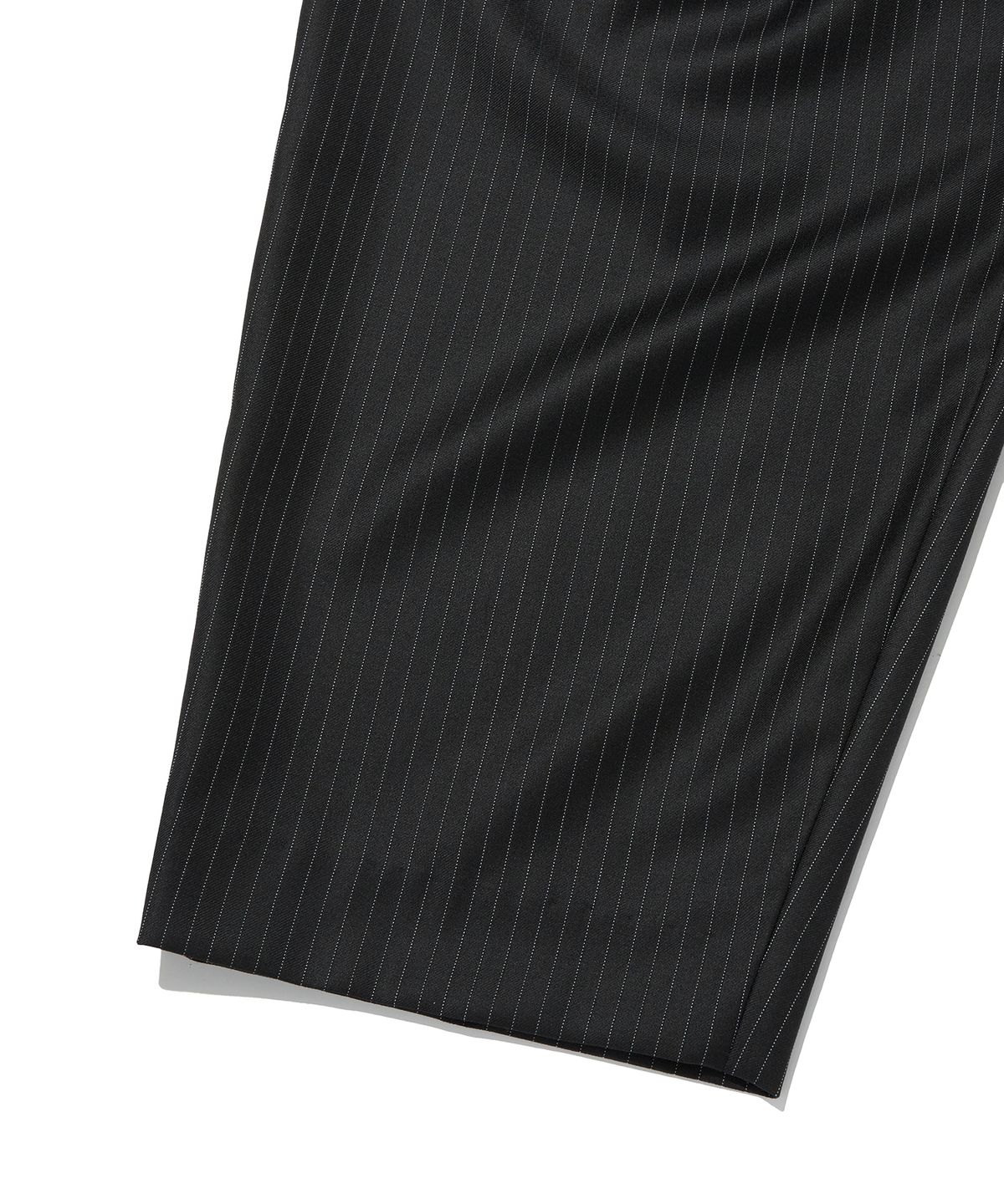 스웨이드(SUADE) TWO TUCK STRIPE SLACKS [BLACK]