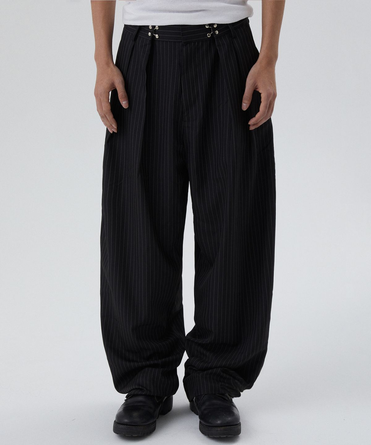 스웨이드(SUADE) TWO TUCK STRIPE SLACKS [BLACK]