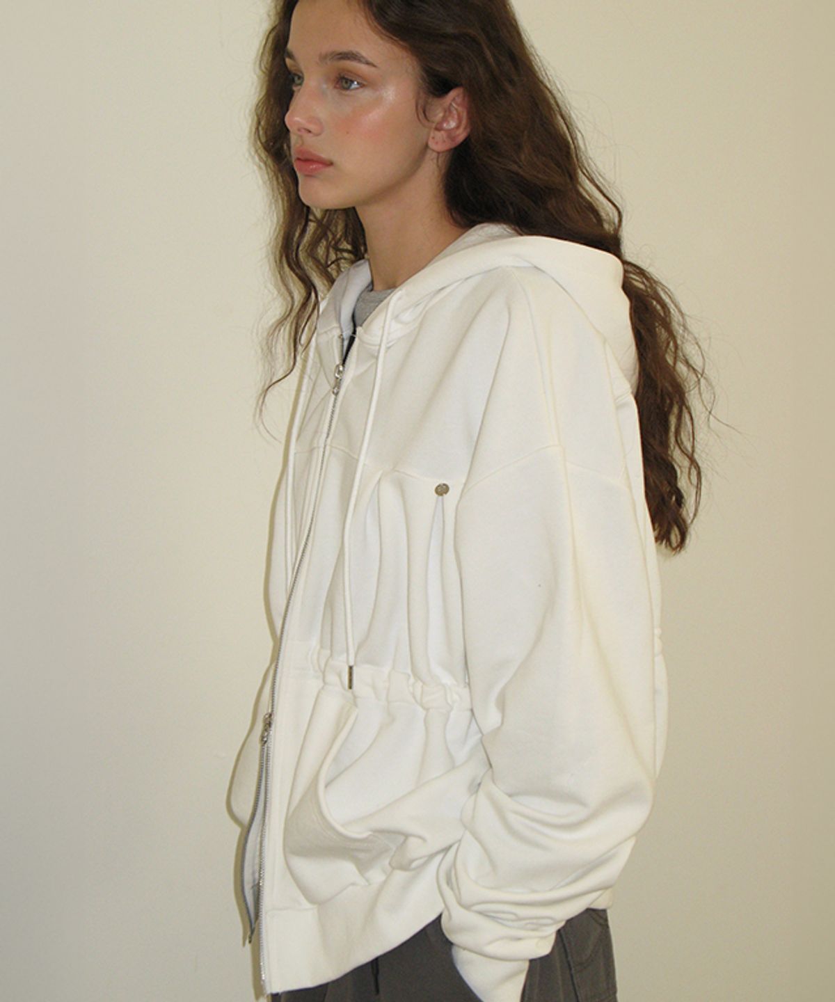 론론(RONRON) PENDANT SHIRRING HOODIE ZIP UP WHITE
