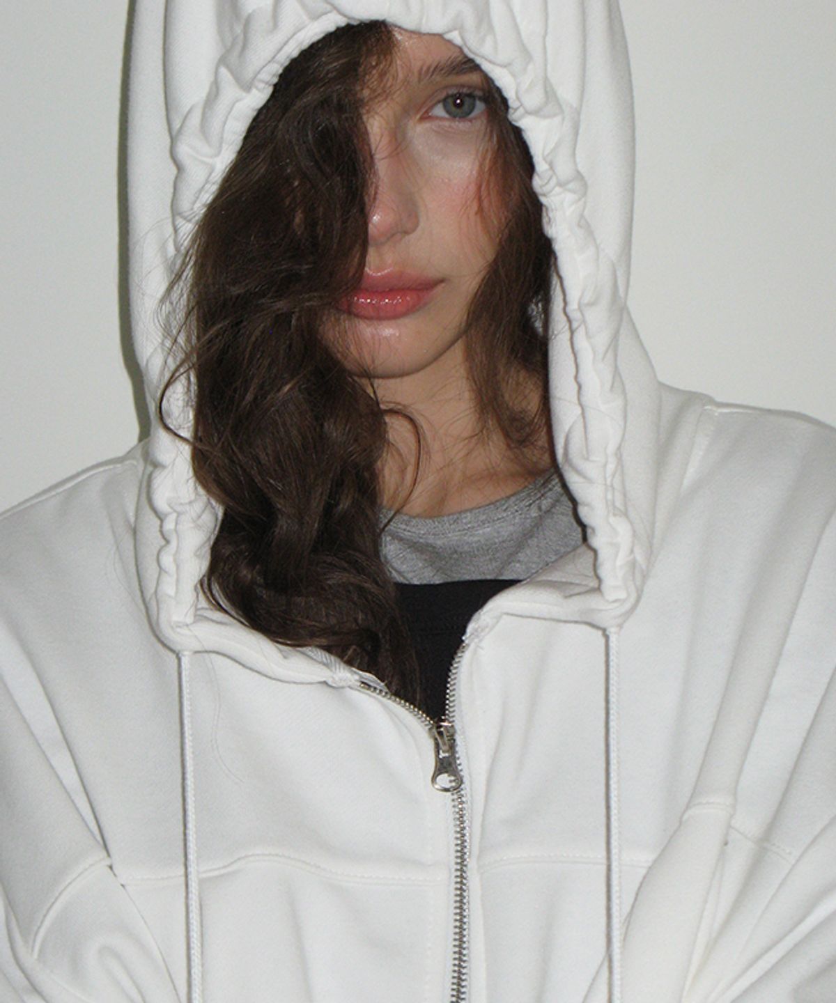 론론(RONRON) PENDANT SHIRRING HOODIE ZIP UP WHITE