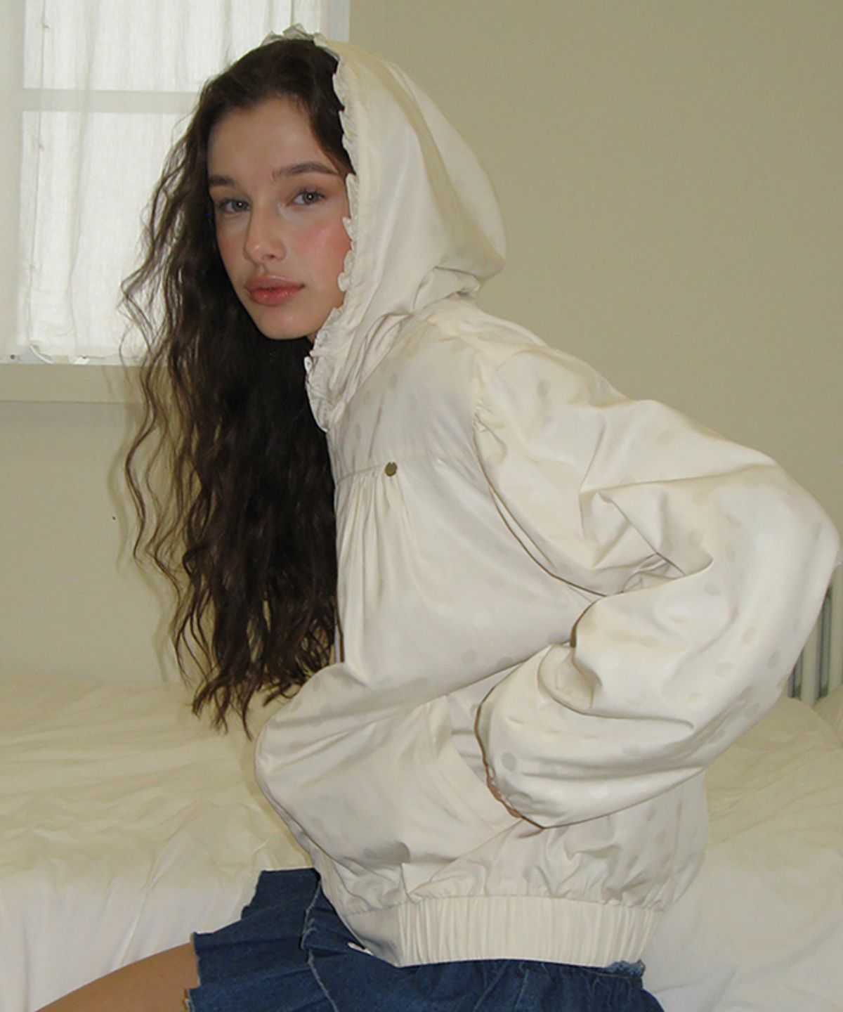 론론(RONRON) DOT PENDANT FRILL HOODIE WIND JUMPER IVORY