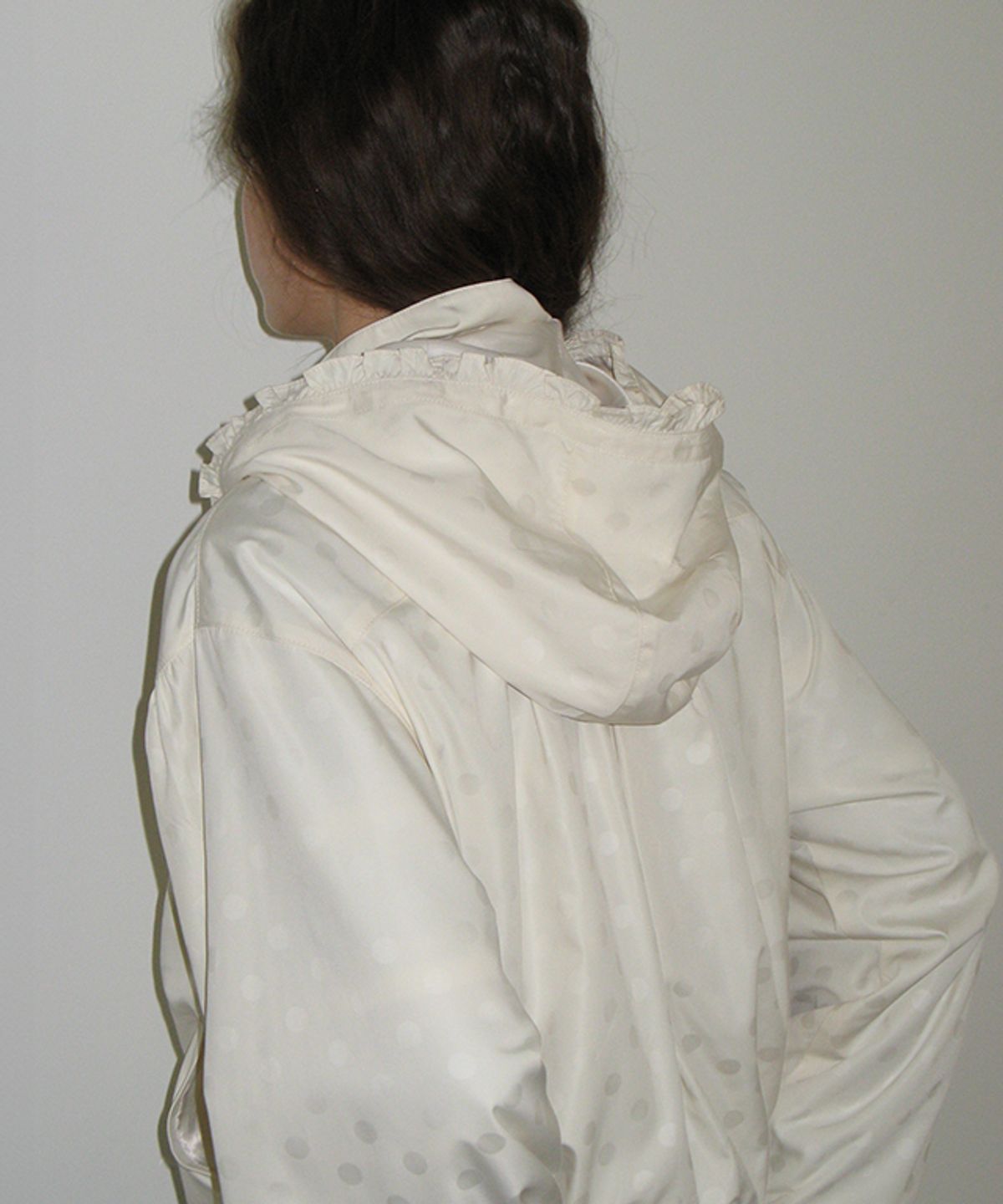 론론(RONRON) DOT PENDANT FRILL HOODIE WIND JUMPER IVORY