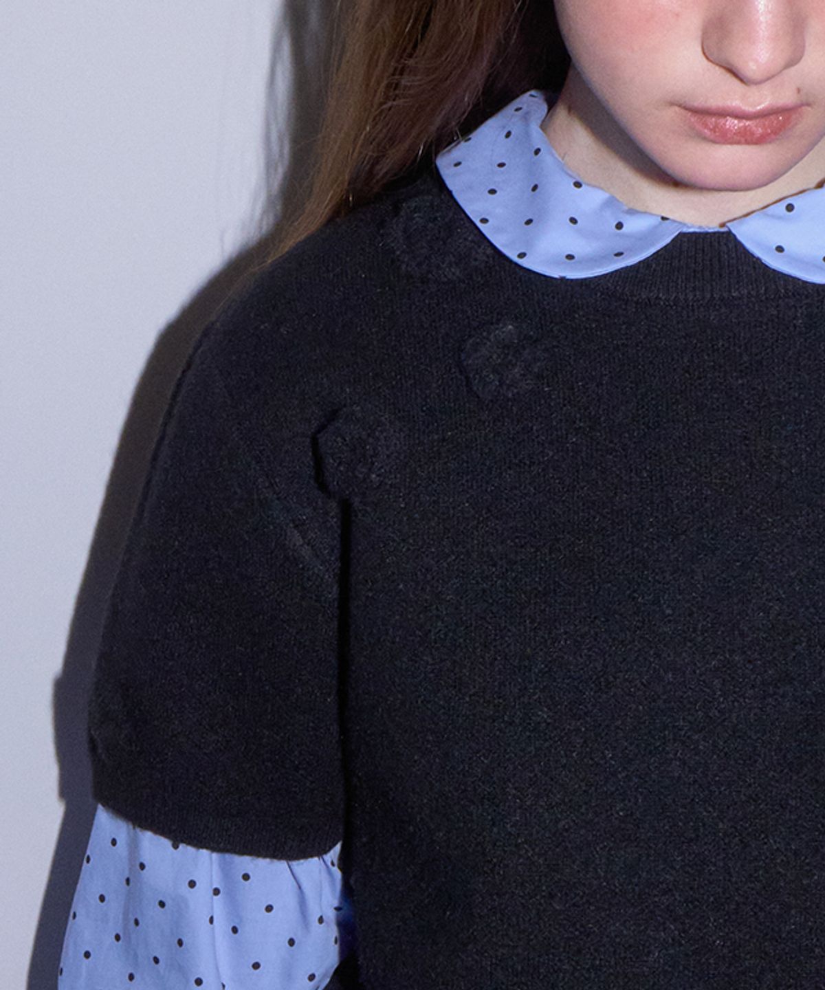 론론(RONRON) HANDMADE FLOWER SHORT SLEEVE KNIT BLACK