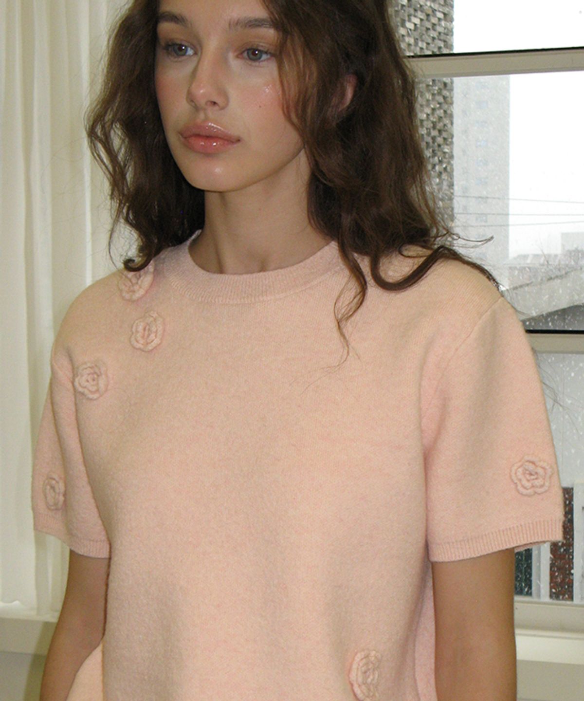 론론(RONRON) HANDMADE FLOWER SHORT SLEEVE KNIT SOFT PINK
