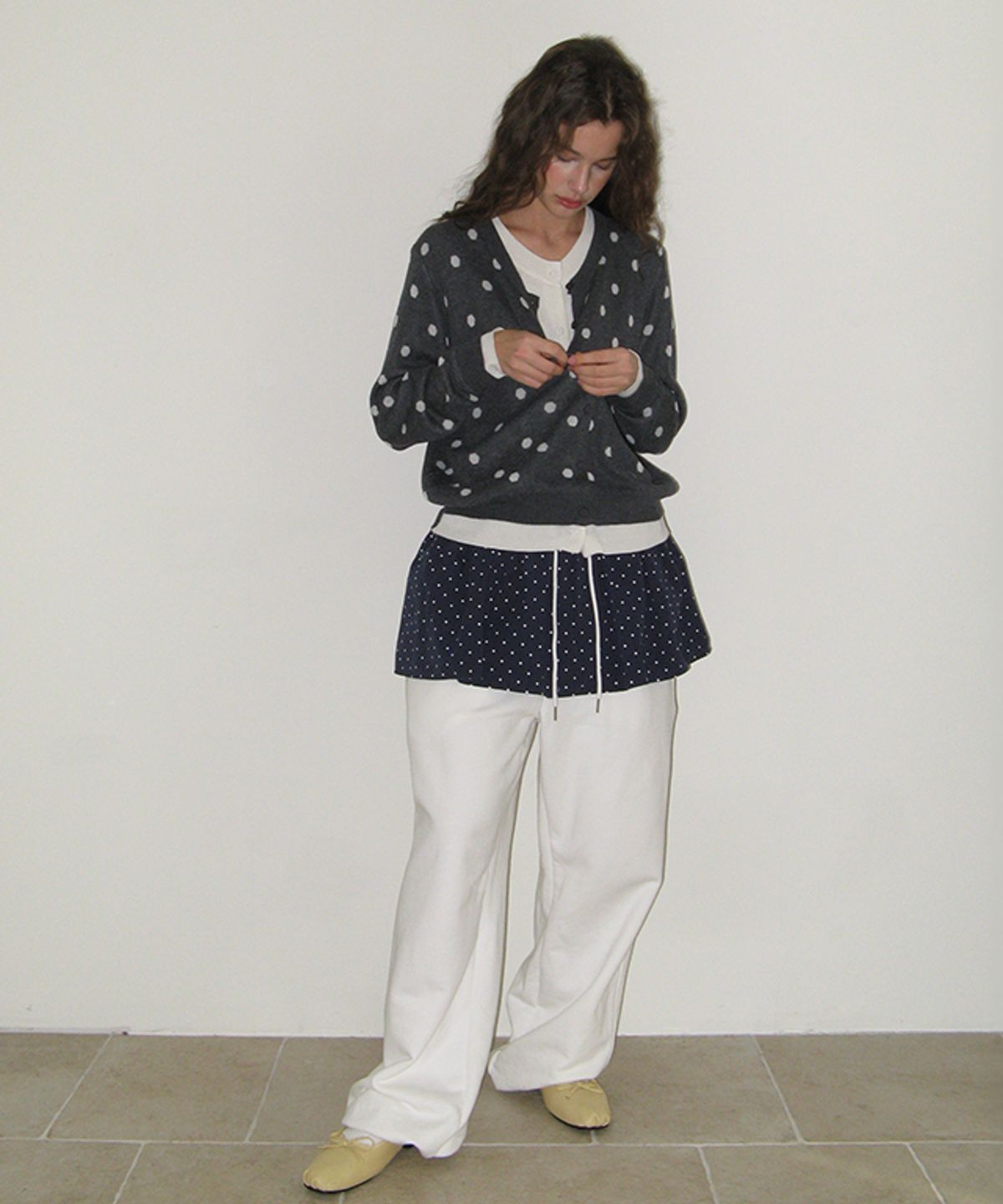 론론(RONRON) DOT PATTERN LAYERED KNIT CARDIGAN CHARCOAL WHITE