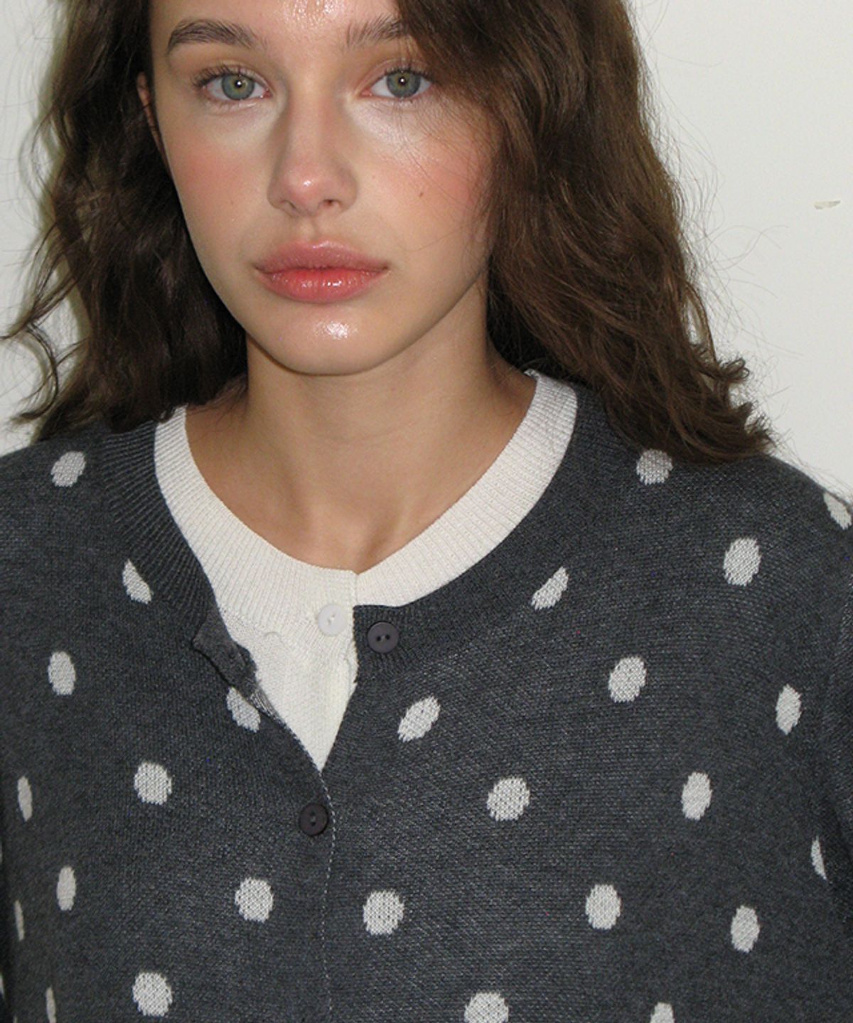 론론(RONRON) DOT PATTERN LAYERED KNIT CARDIGAN CHARCOAL WHITE