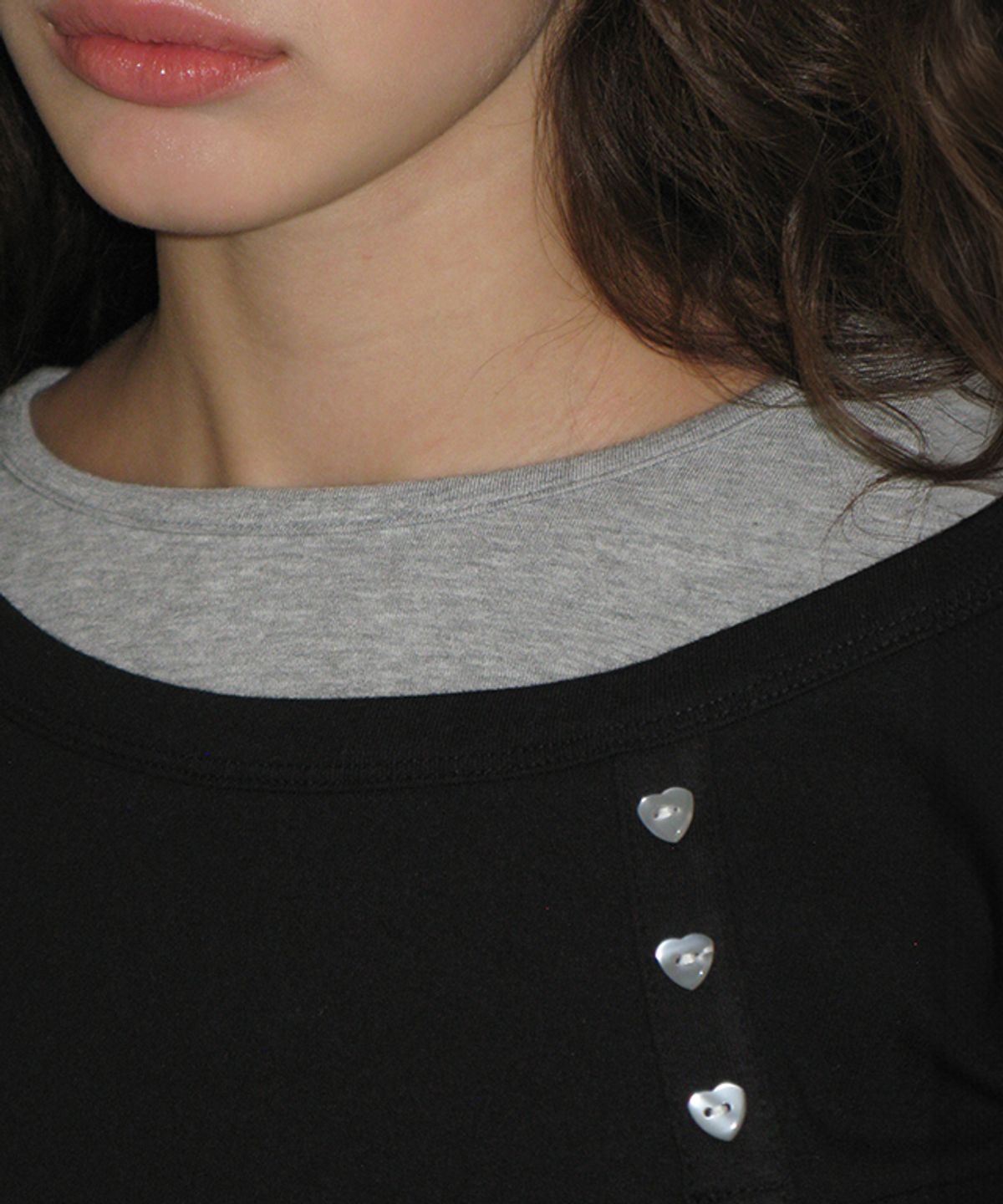 론론(RONRON) UNBALANCE HEART BUTTON LAYERED T SHIRT BLACK