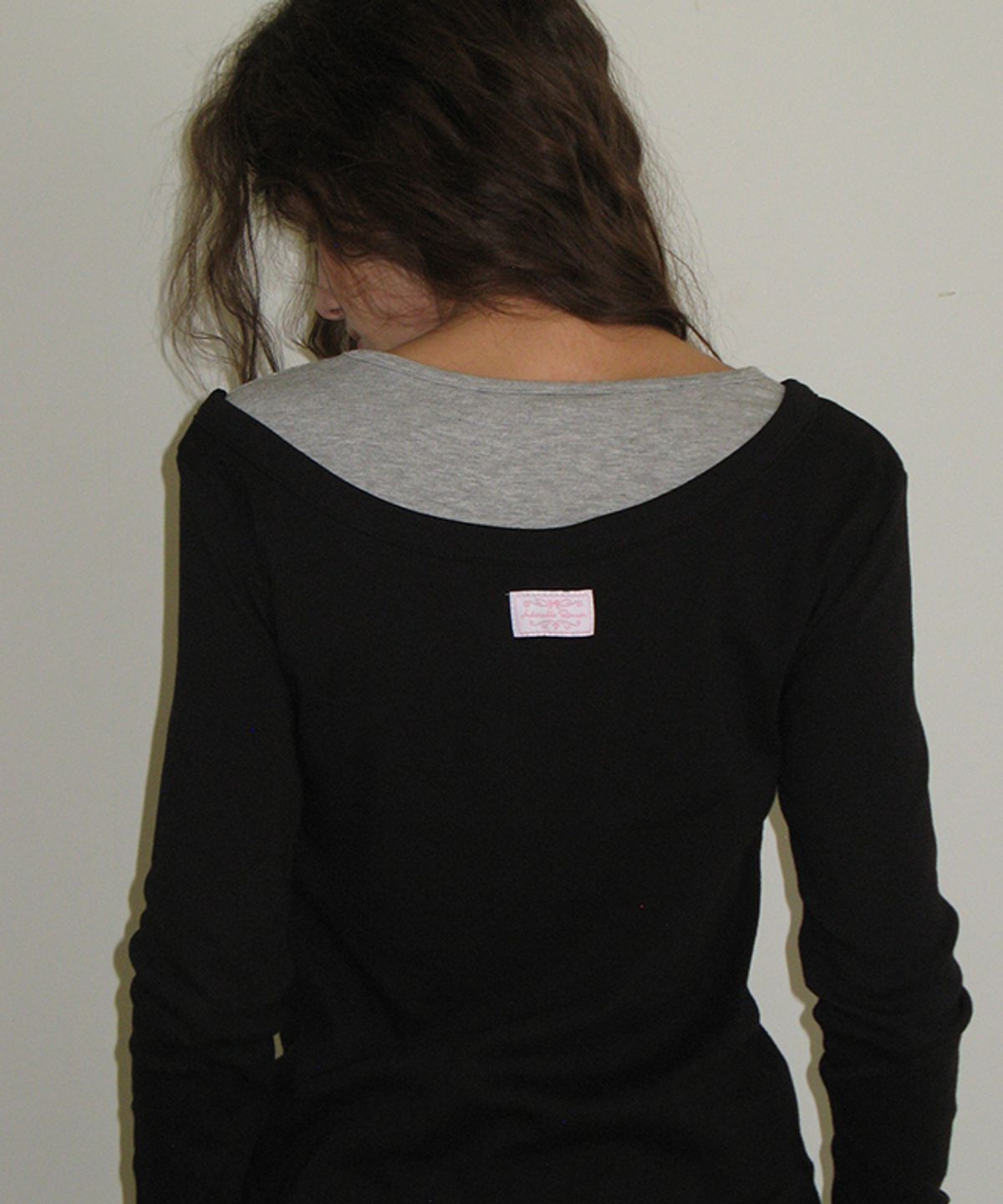 론론(RONRON) UNBALANCE HEART BUTTON LAYERED T SHIRT BLACK