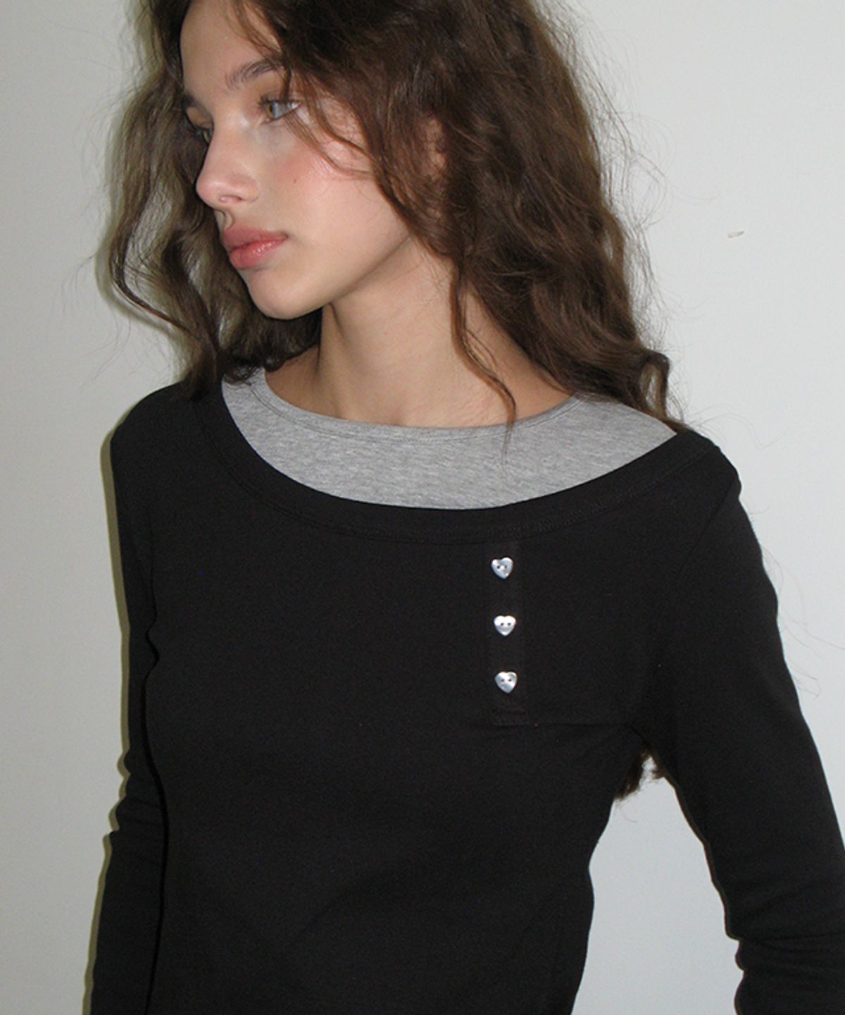 론론(RONRON) UNBALANCE HEART BUTTON LAYERED T SHIRT BLACK