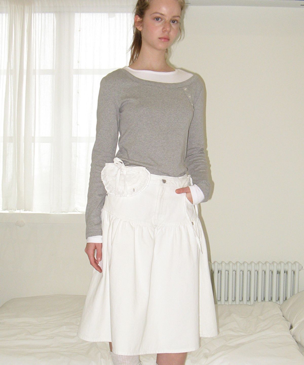 론론(RONRON) UNBALANCE HEART BUTTON LAYERED T SHIRT GREY