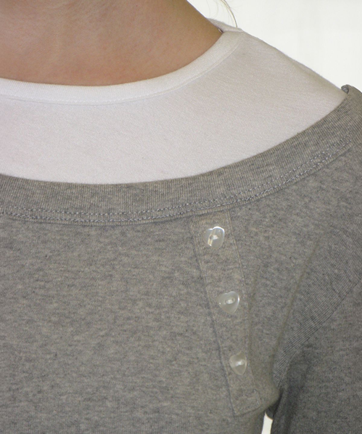 론론(RONRON) UNBALANCE HEART BUTTON LAYERED T SHIRT GREY