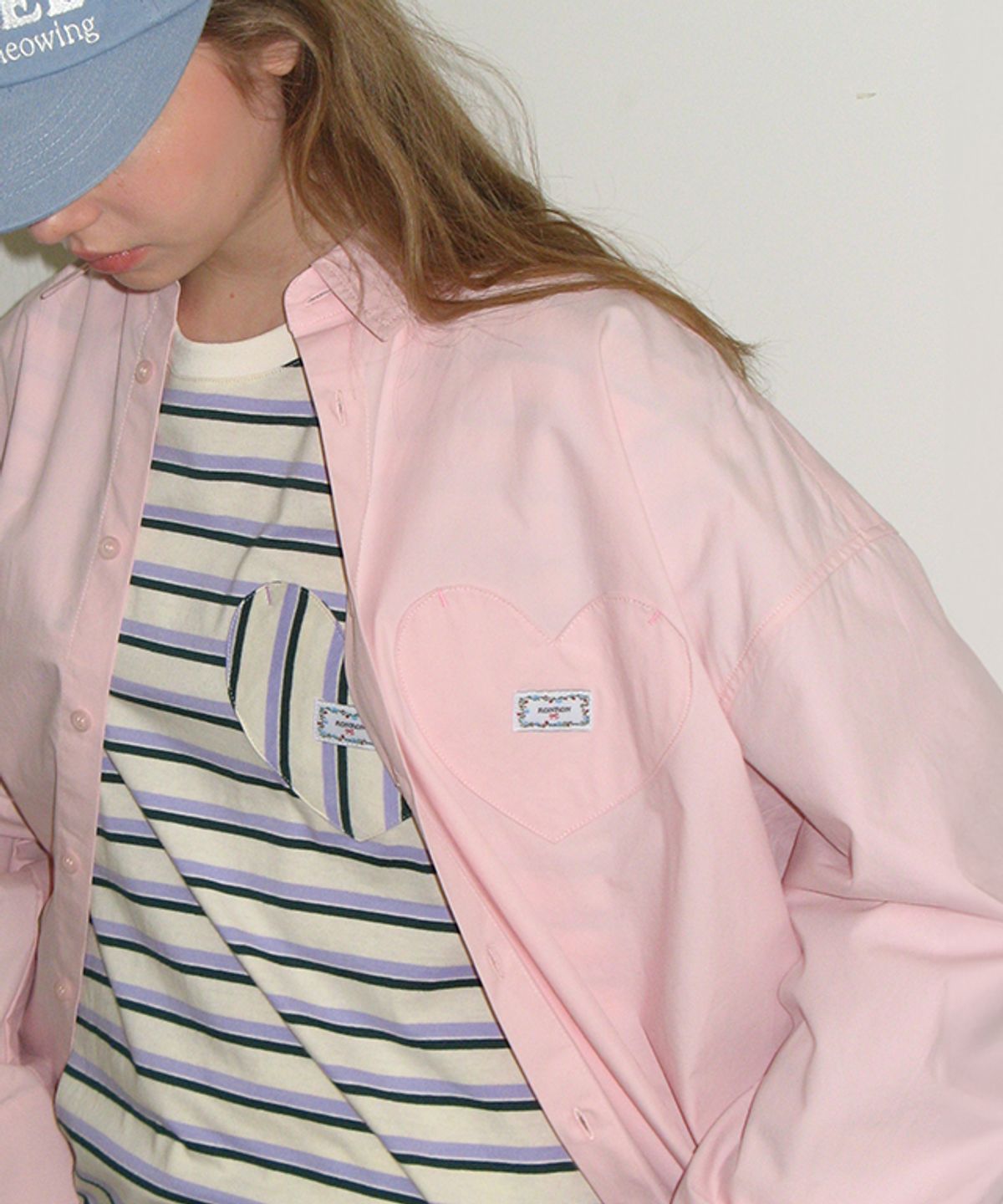 론론(RONRON) STITCH HEART POCKET OVER FIT SHIRT SOFT PINK