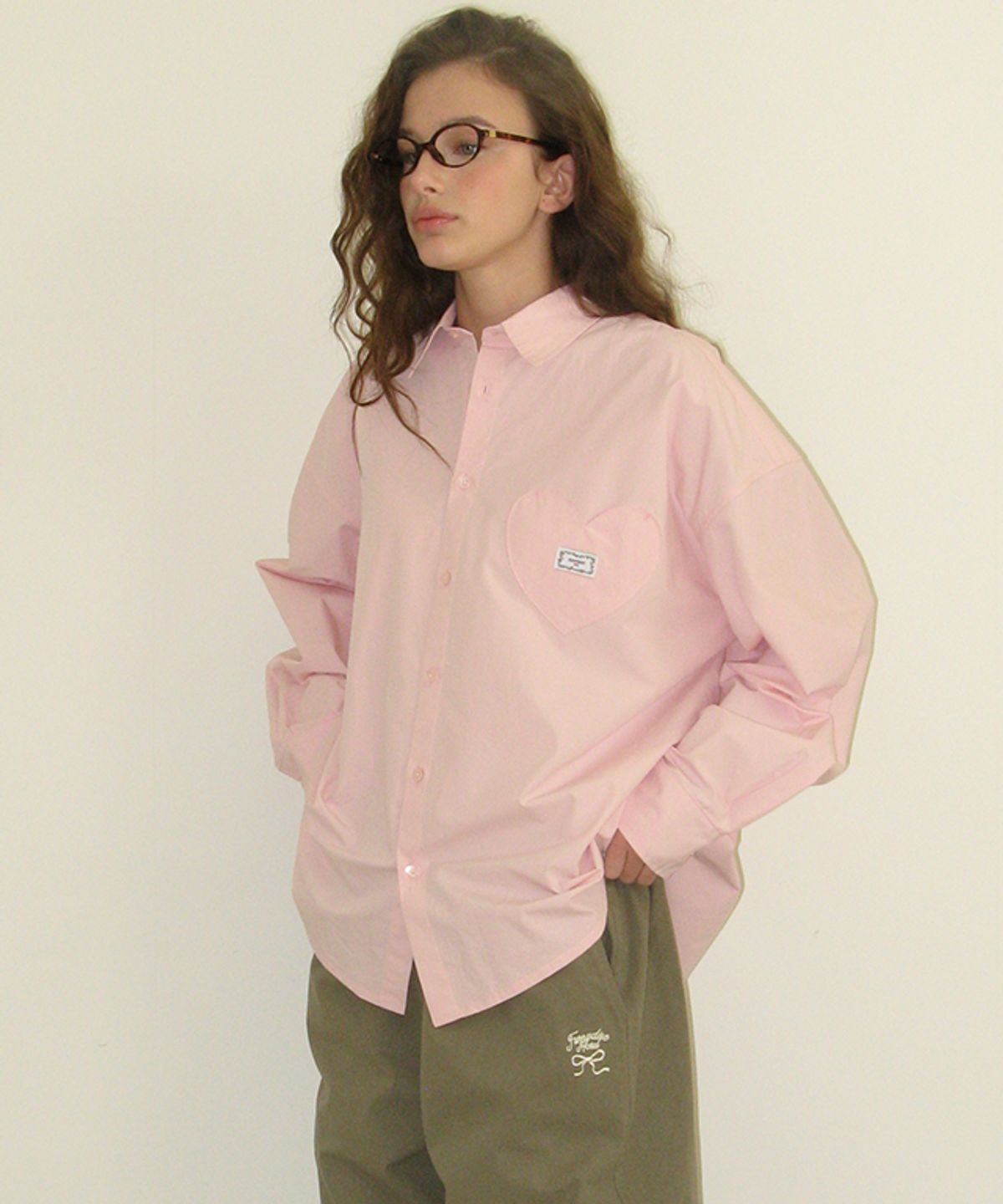 론론(RONRON) STITCH HEART POCKET OVER FIT SHIRT SOFT PINK