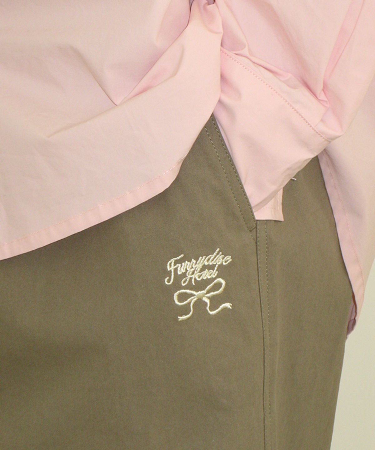 론론(RONRON) DRAWING STITCH PARACHUTE PANTS KHAKI
