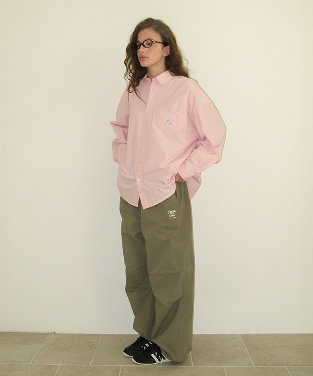 론론(RONRON) DRAWING STITCH PARACHUTE PANTS KHAKI