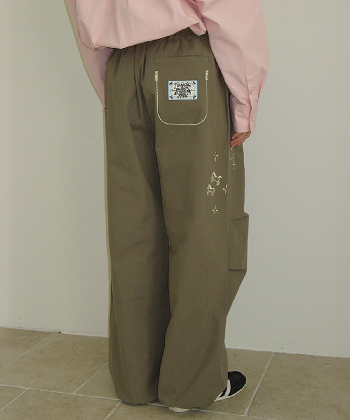 론론(RONRON) DRAWING STITCH PARACHUTE PANTS KHAKI