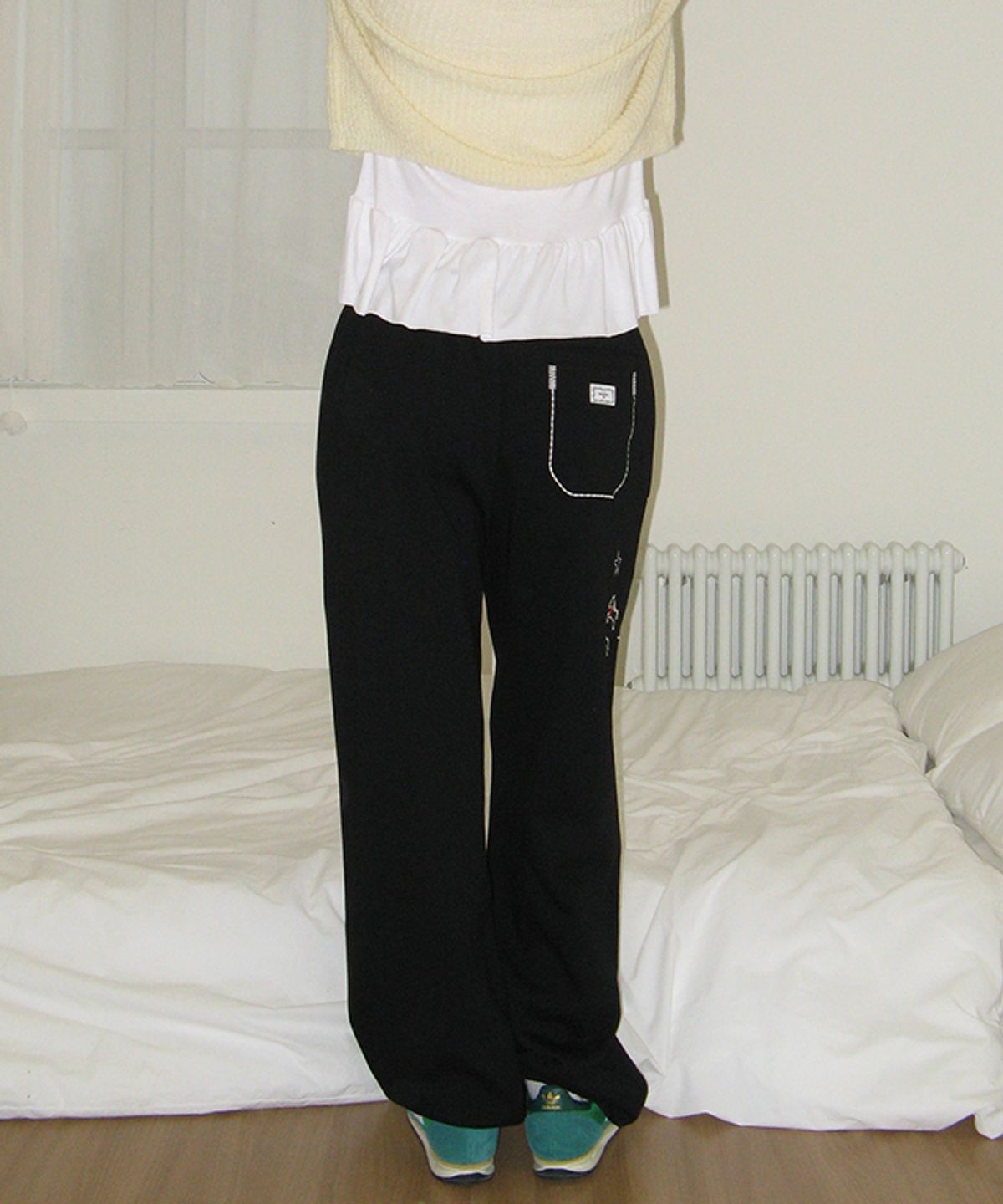 론론(RONRON) DRAWING PONY STITCH SWEAT JOGGER PANTS BLACK