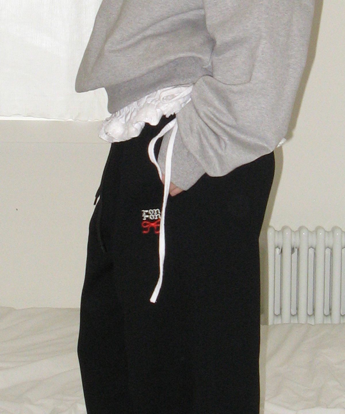 론론(RONRON) DRAWING PONY STITCH SWEAT JOGGER PANTS BLACK