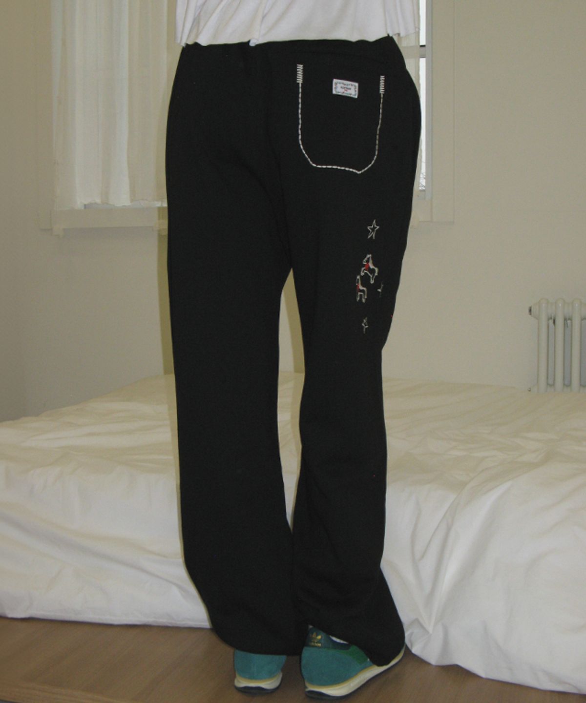 론론(RONRON) DRAWING PONY STITCH SWEAT JOGGER PANTS BLACK