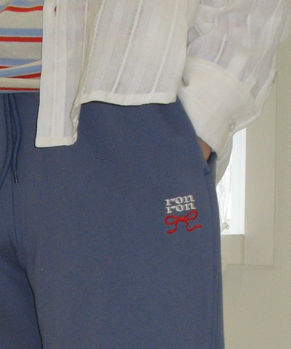 론론(RONRON) DRAWING PONY STITCH SWEAT JOGGER PANTS DUSTY BLUE