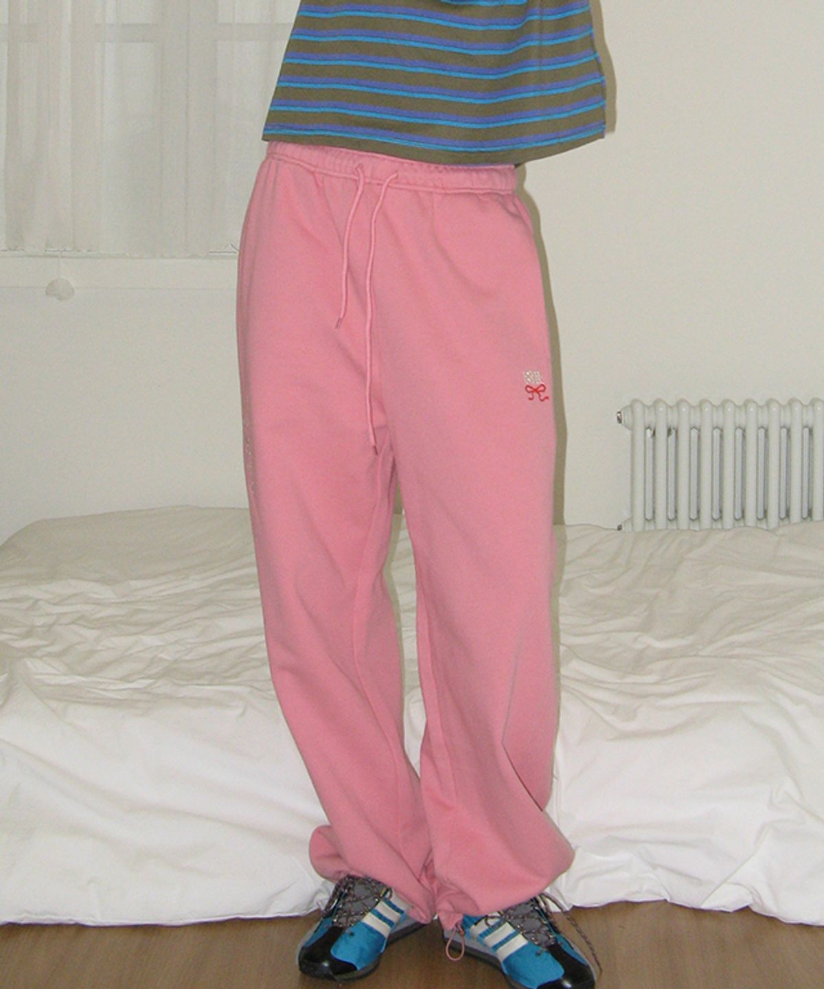 론론(RONRON) DRAWING PONY STITCH SWEAT JOGGER PANTS PINK