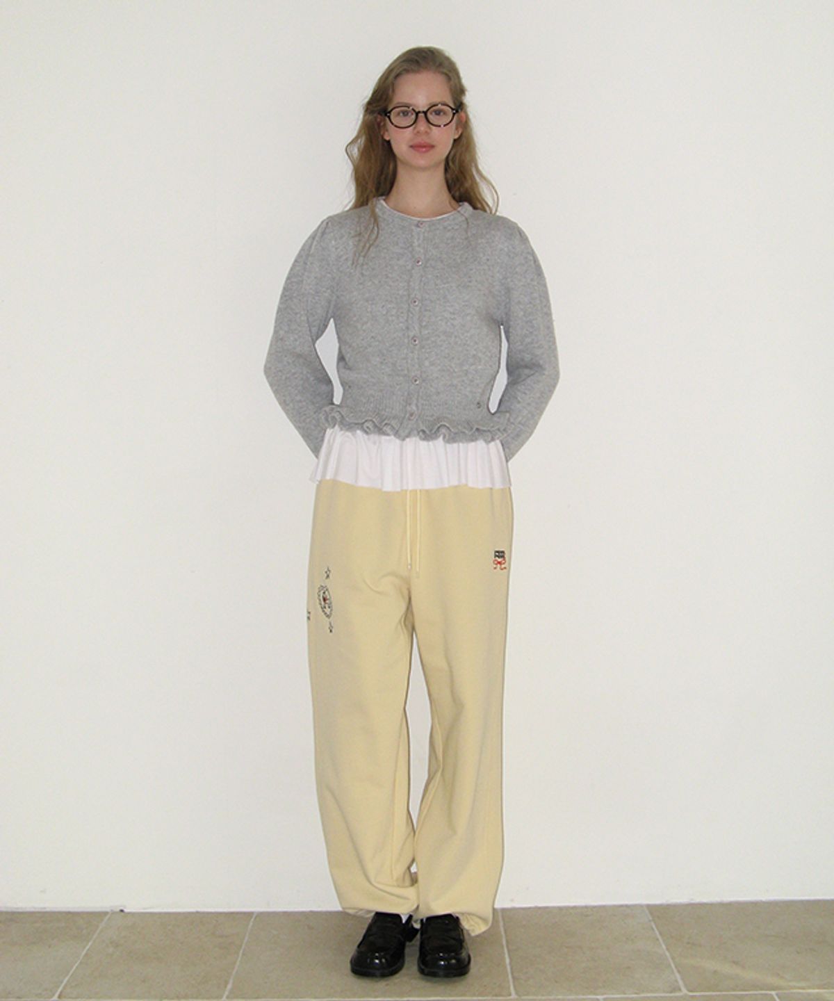 론론(RONRON) DRAWING PONY STITCH SWEAT JOGGER PANTS SOFT YELLOW