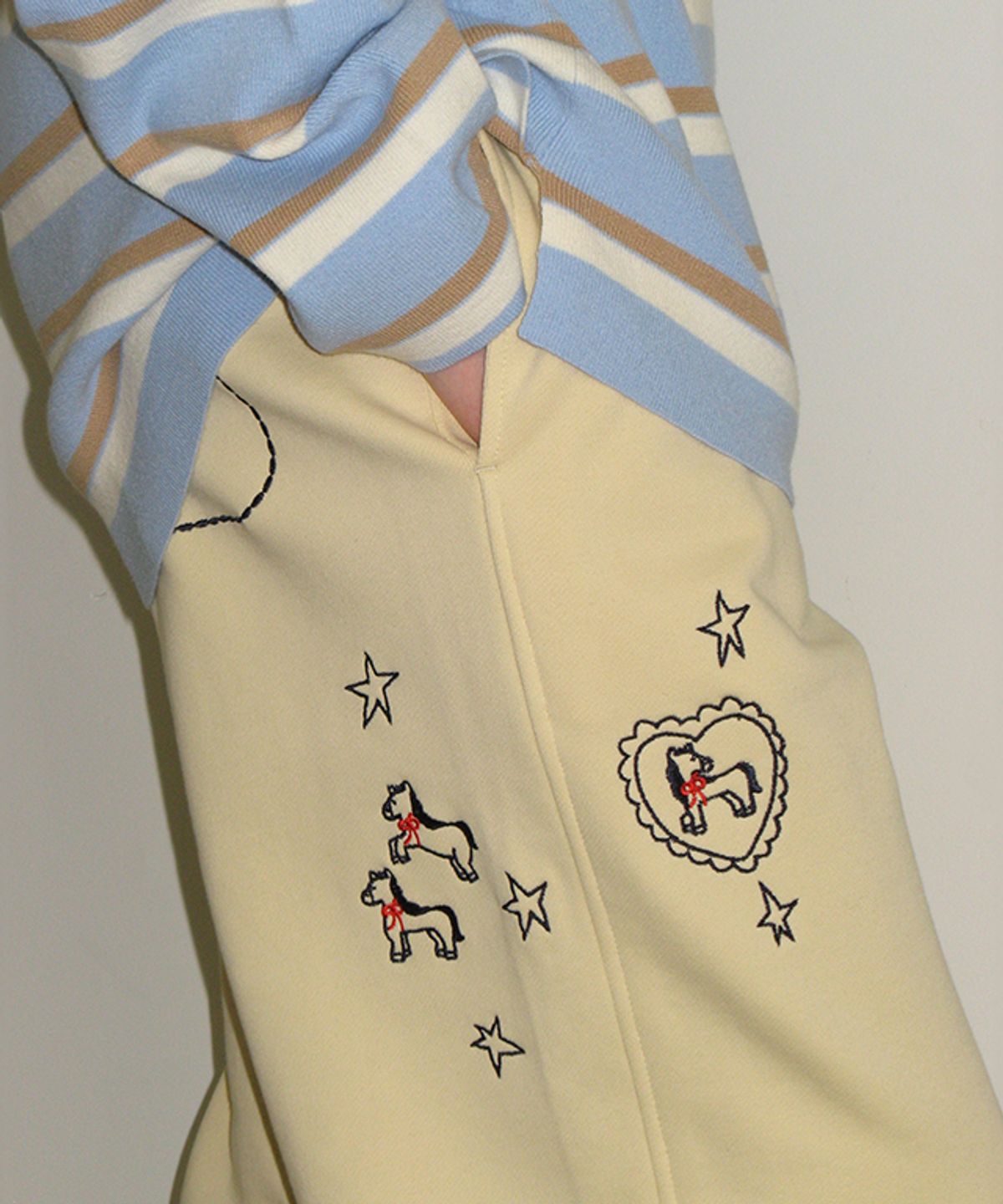 론론(RONRON) DRAWING PONY STITCH SWEAT JOGGER PANTS SOFT YELLOW