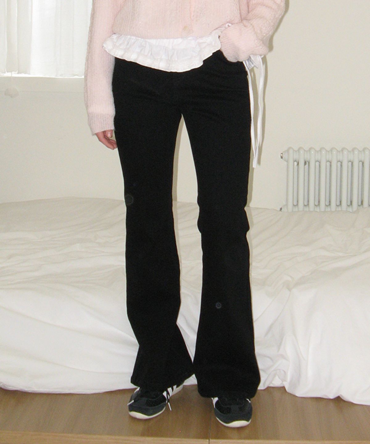 론론(RONRON) BACK HEART STITCH POCKET BOOTSCUT DENIM SPAN PANTS BLACK