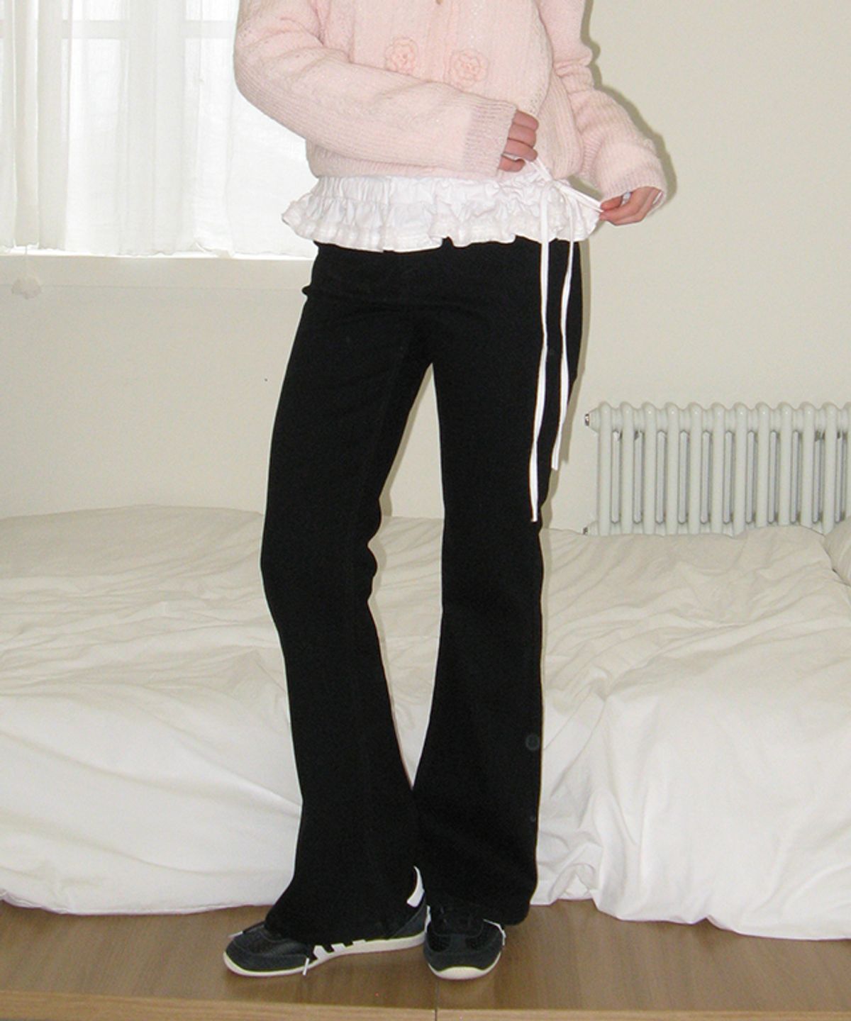 론론(RONRON) BACK HEART STITCH POCKET BOOTSCUT DENIM SPAN PANTS BLACK
