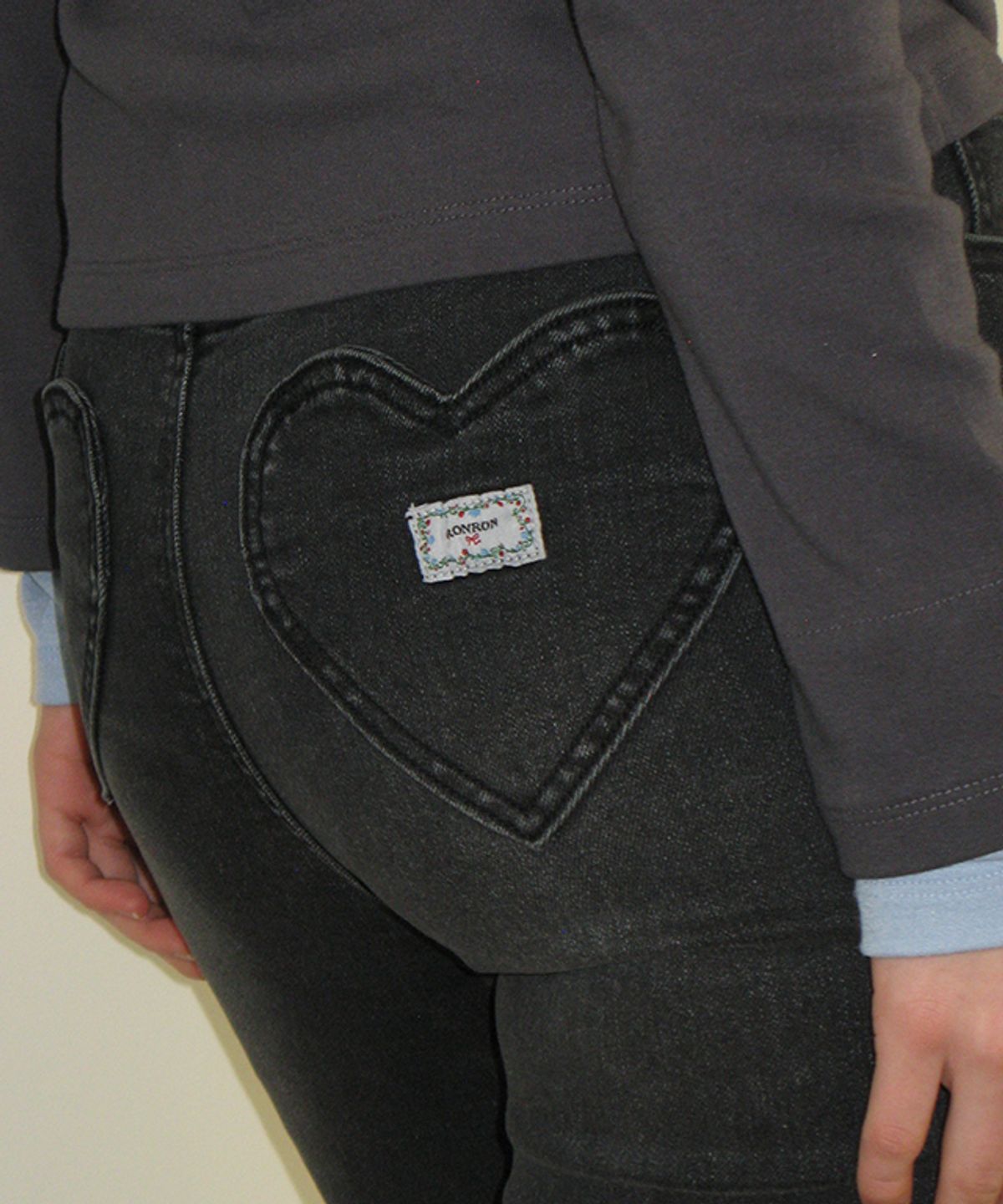 론론(RONRON) BACK HEART STITCH POCKET BOOTSCUT DENIM SPAN PANTS GREY
