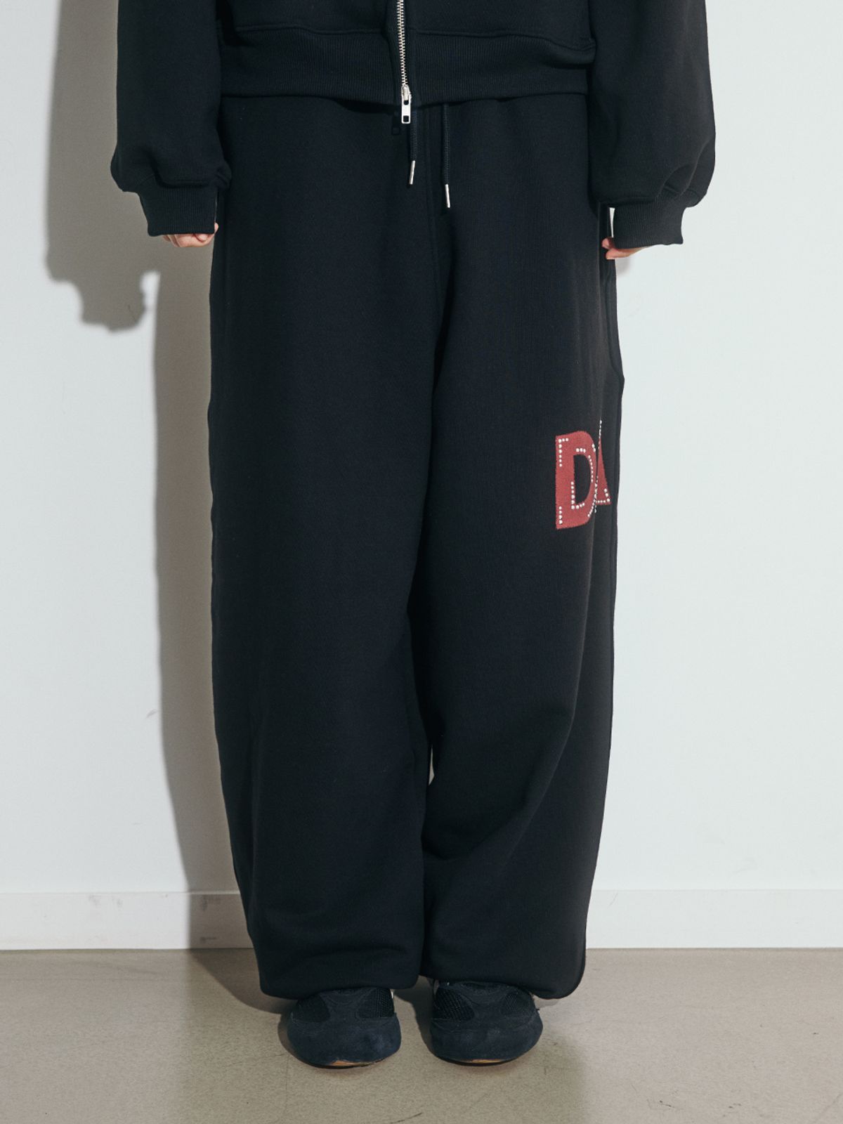 오피쉬(OAFISH) DARE BEADS SWEAT JOGGER PANTS, BLACK