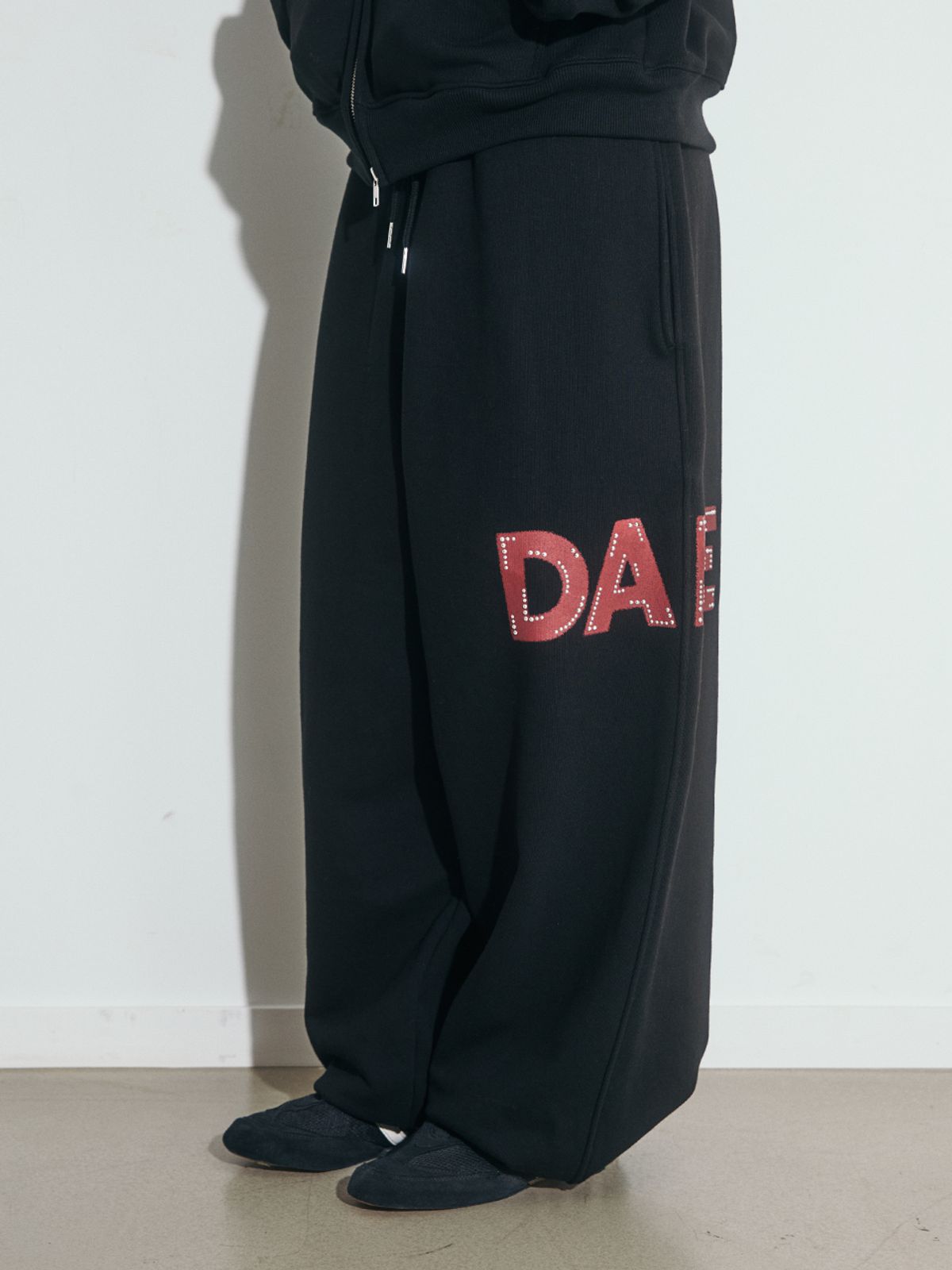 오피쉬(OAFISH) DARE BEADS SWEAT JOGGER PANTS, BLACK