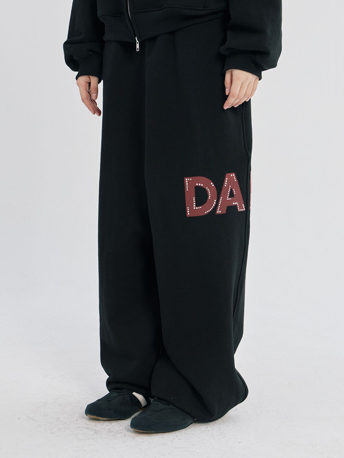 오피쉬(OAFISH) DARE BEADS SWEAT JOGGER PANTS, BLACK