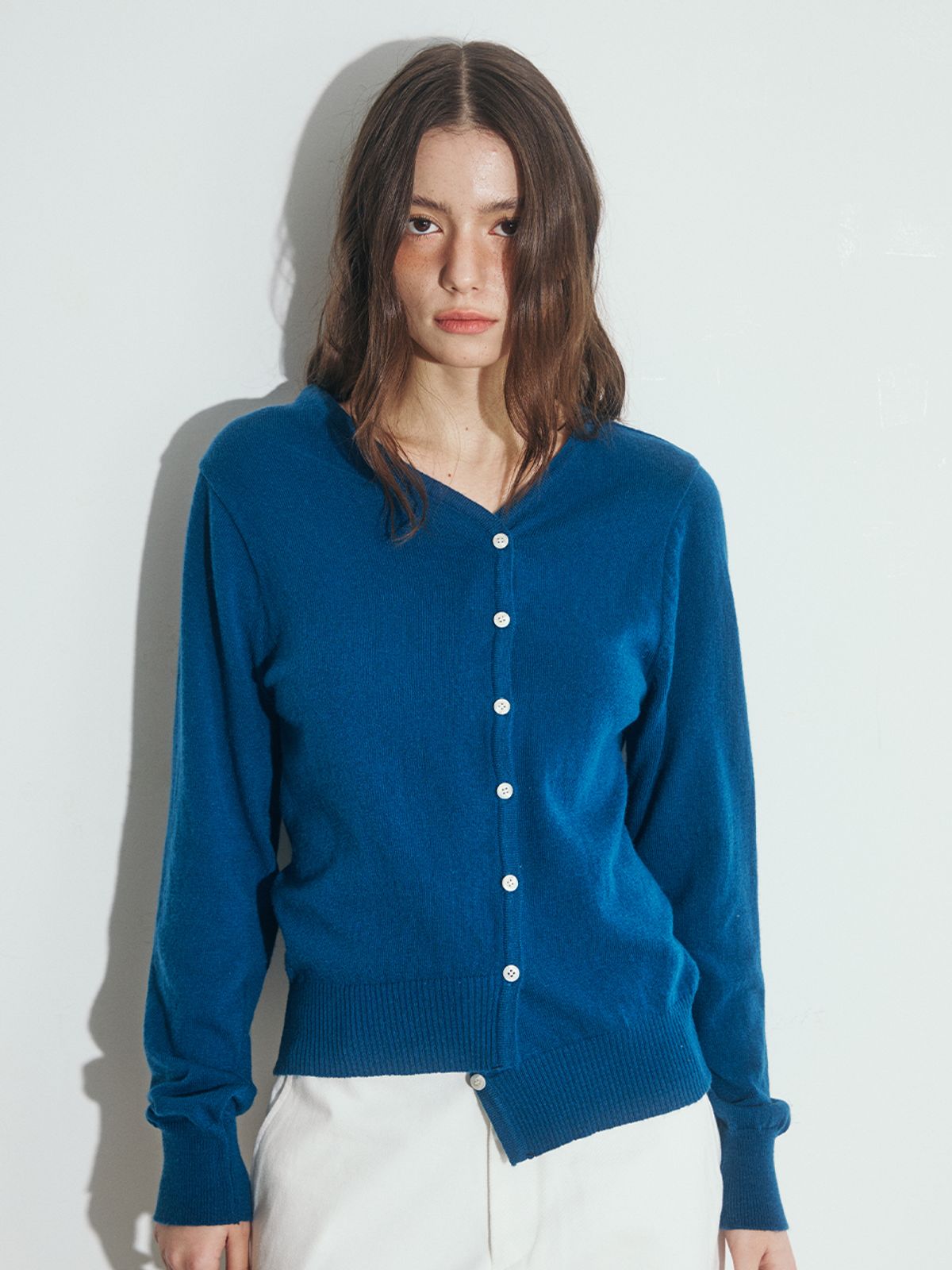 오피쉬(OAFISH) UNBALANCE TWO-WAY BUTTON CARDIGAN, BLUE