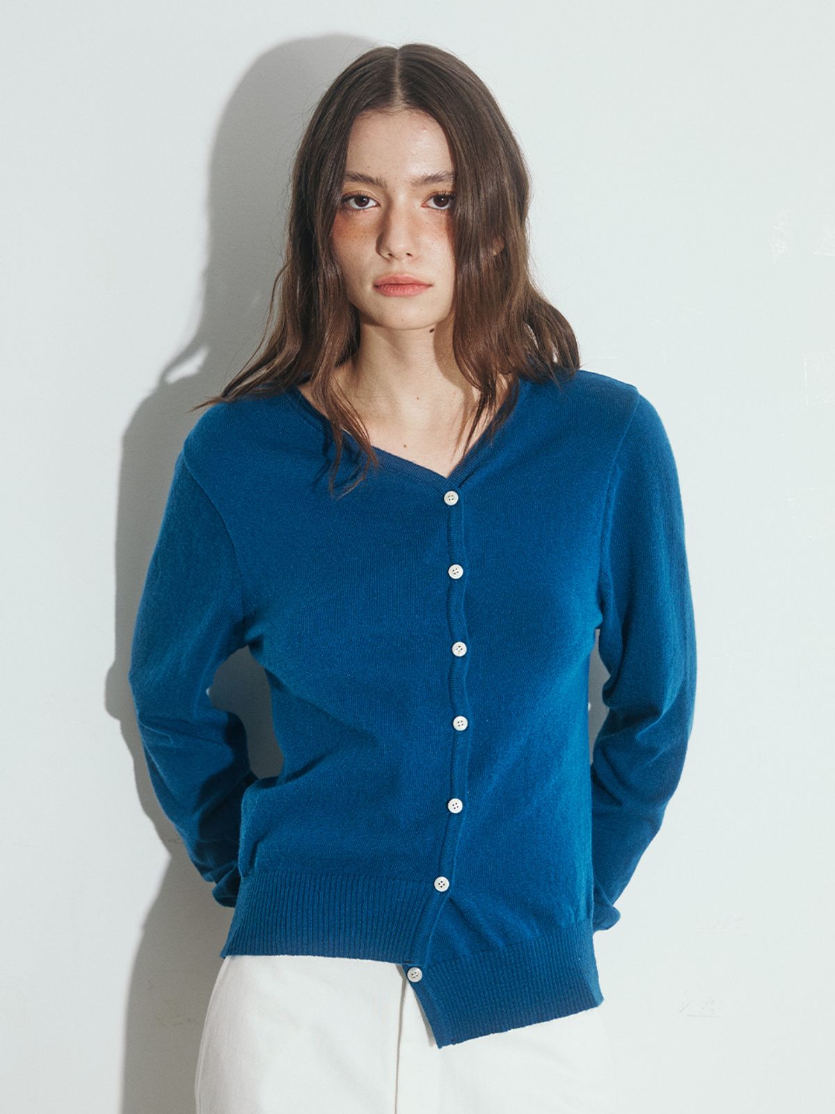 오피쉬(OAFISH) UNBALANCE TWO-WAY BUTTON CARDIGAN, BLUE
