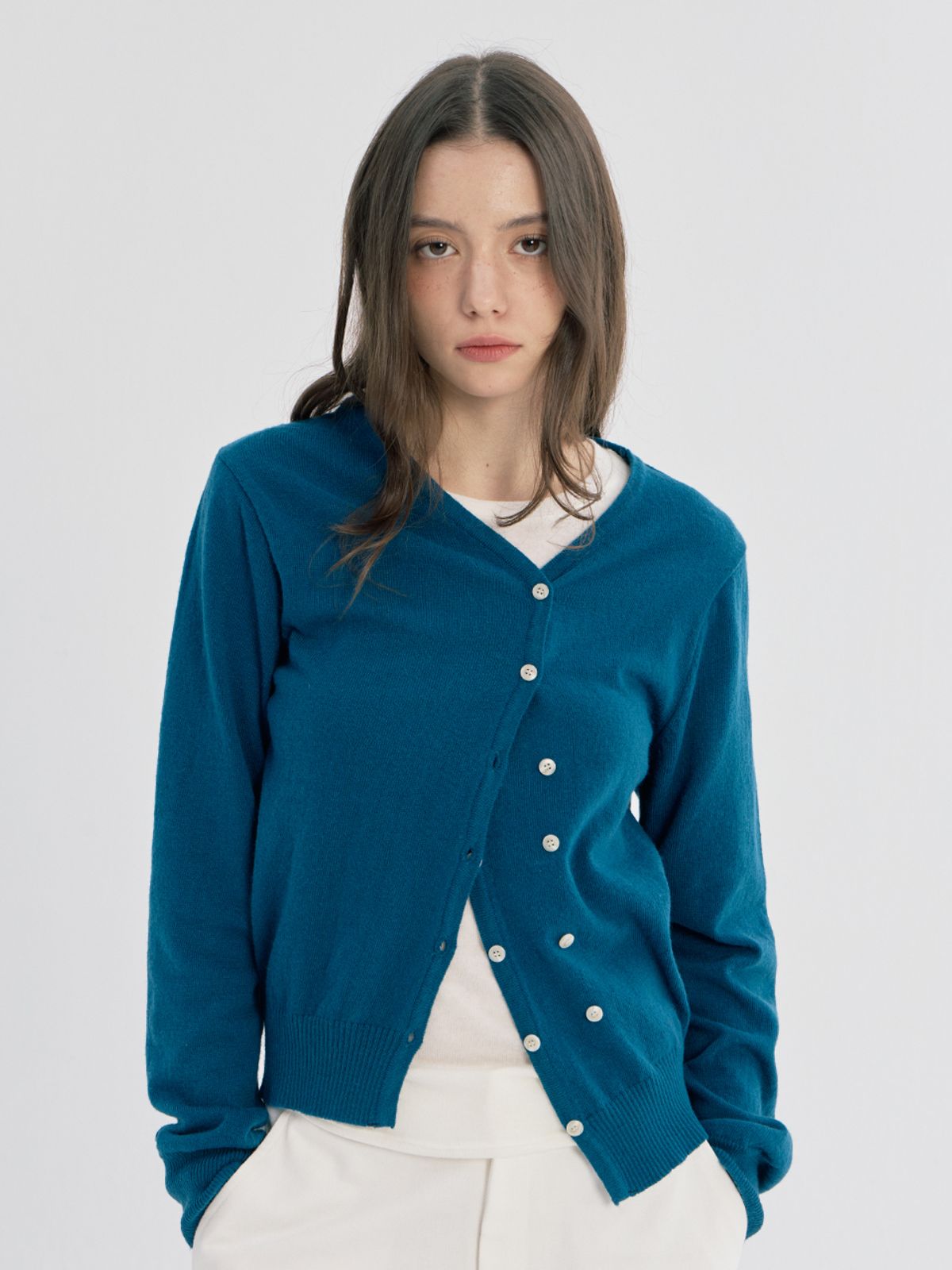 오피쉬(OAFISH) UNBALANCE TWO-WAY BUTTON CARDIGAN, BLUE