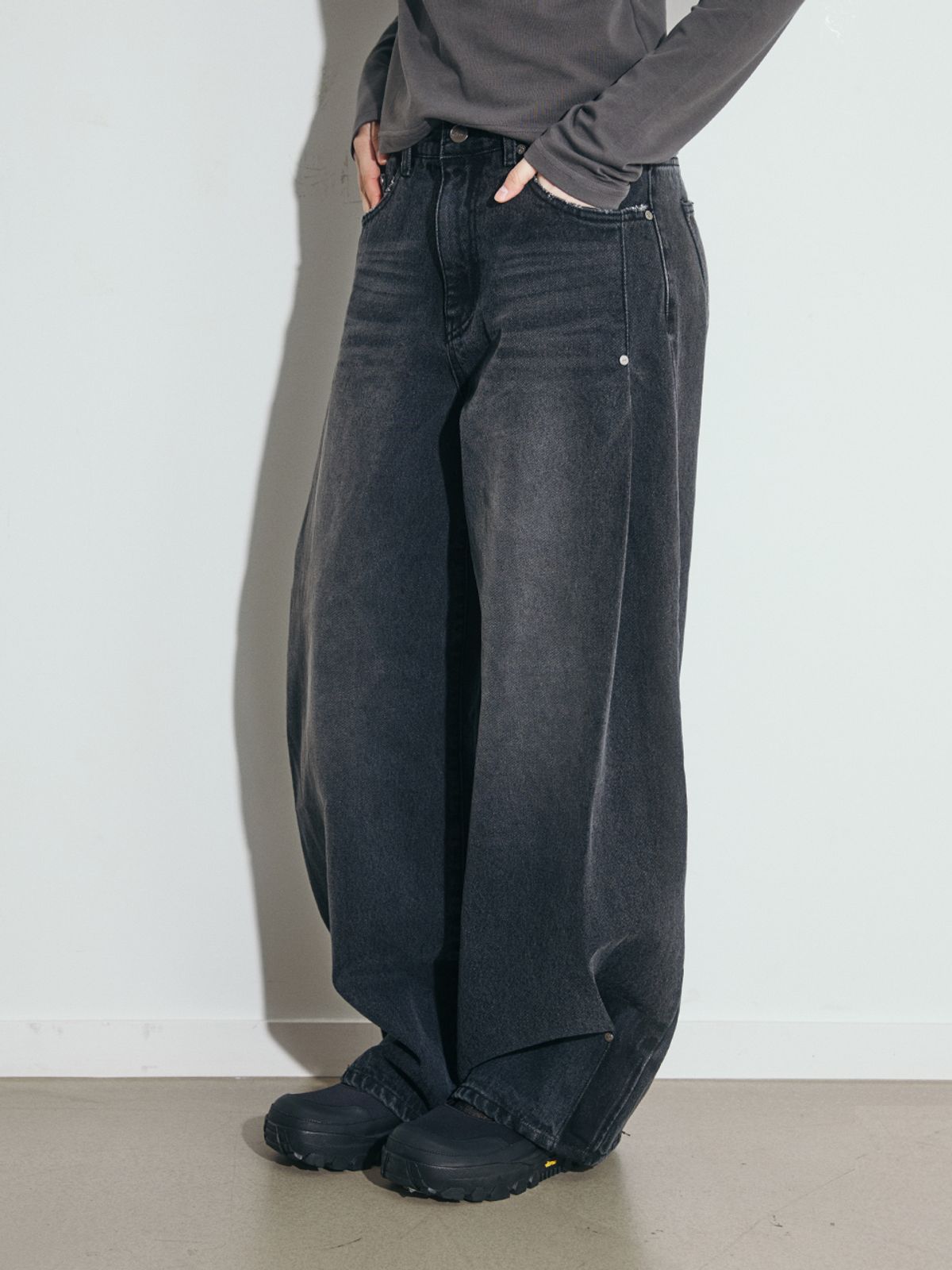 오피쉬(OAFISH) SIDE TUCK DENIM PANTS, BLACK