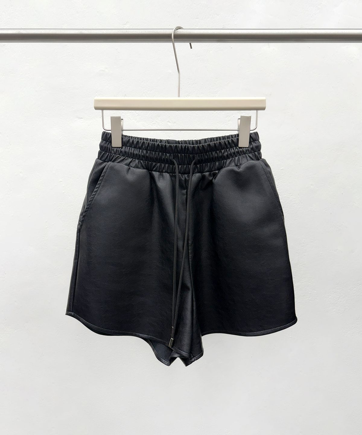 바스카라(VASCARA) Faux Leather Banding Shorts Pants Black