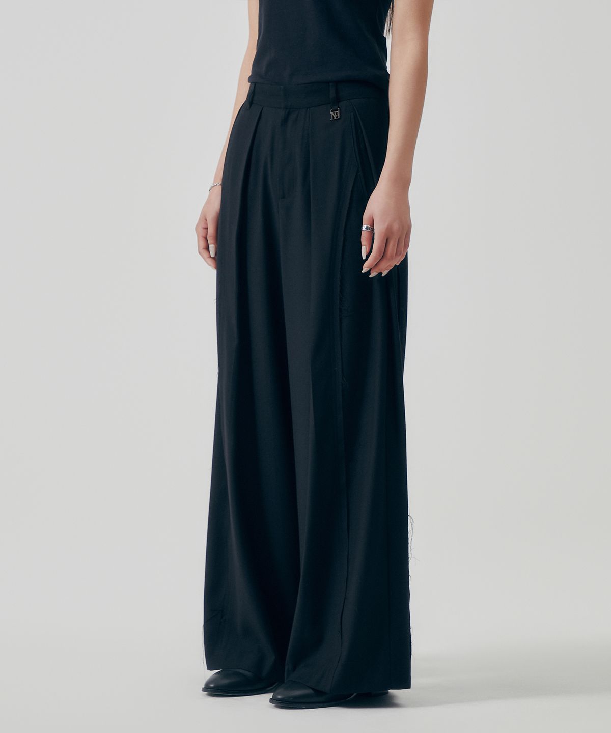 트리밍버드(TREEMINGBIRD) Raw Cut Incision Set-up Slacks [ Black ]