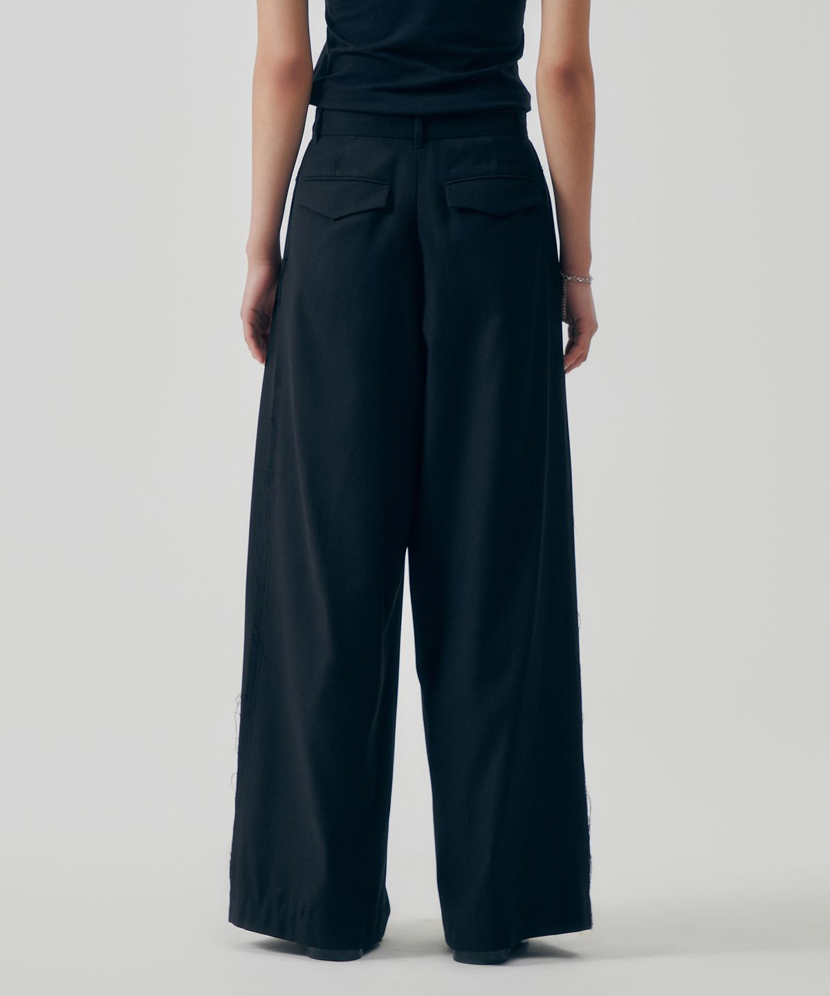 트리밍버드(TREEMINGBIRD) Raw Cut Incision Set-up Slacks [ Black ]