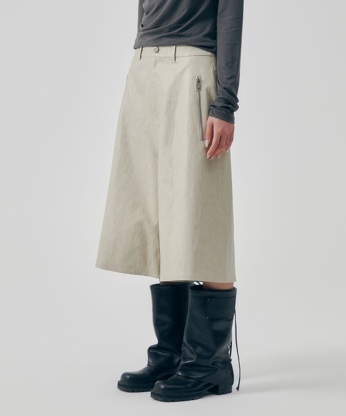 트리밍버드(TREEMINGBIRD) Distressed Leather Set-up Shorts [ Beige ]