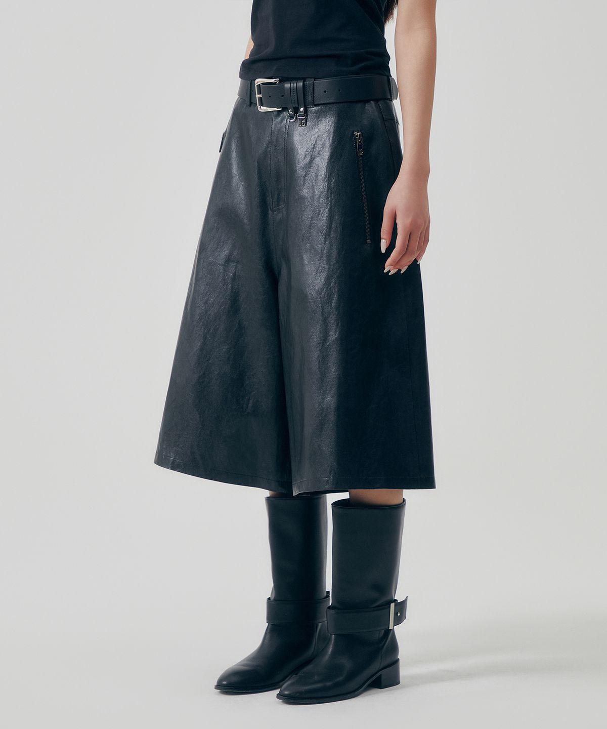 트리밍버드(TREEMINGBIRD) Distressed Leather Set-up Shorts [ Black ]